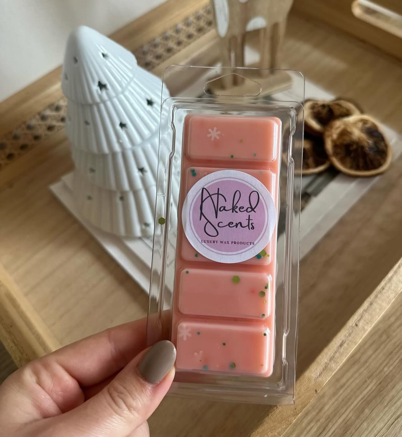 Driving home for Christmas ✨
‘A reassuring herbal blend opens with aromatic top notes of cool eucalyptus, mint and festive orange amongst nuances of crisp icy air leading to a heart of lily, hyacinth, orchid, rose and earthy aspects supported by a base of cedar, amber & musk to complete the journey.’