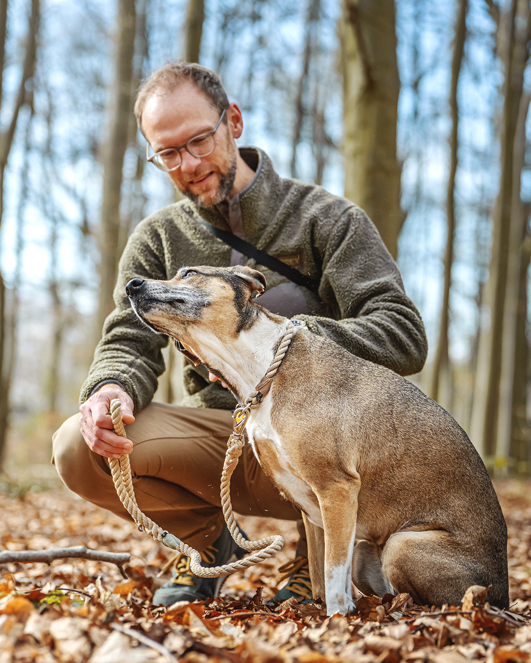 𝐖𝐢𝐫 𝐬𝐢𝐧𝐝 𝐳𝐮𝐫ü𝐜𝐤 👋
Ja, der letzte Post ist lange her. Ich brauchte mal einige Tage Auszeit von der Manufaktur – die ständige mediale Selbstpräsentation, einige mäßig erfolgreiche Hundemessen, der Umzug der Werkstatt und die seit langem unbeantwortete Frage: Lasse ich die Manufaktur einfach vor sich hinlaufen? Oder gebe ich nochmal richtig Gas und schaue, was wirklich drinsteckt?
Eine Entscheidung ist bereits getroffen: Ich werde versuchen, deutlich sichtbarer zu werden – mit Einblicken in die Werkstatt, Produktideen und Erfahrungen und Tipps aus mehr als acht Jahren handgefertigten Leinen und Halsbändern.
Hier also der Neustart: Ich, Lars, mit meinem Hund Mofeta.
Demnächst also wieder mehr von uns :)
📷 @kuesten_fotografie_rostock
#mexikohund #tierschutzhund #rescuedog #perrosenpuerto #adoptdontshop #hundeliebe #hundefotografie #hundemodel #unterwegsmithund #tauhalsband #tauleinedesign #tauleinenmanufaktur #allesaustau