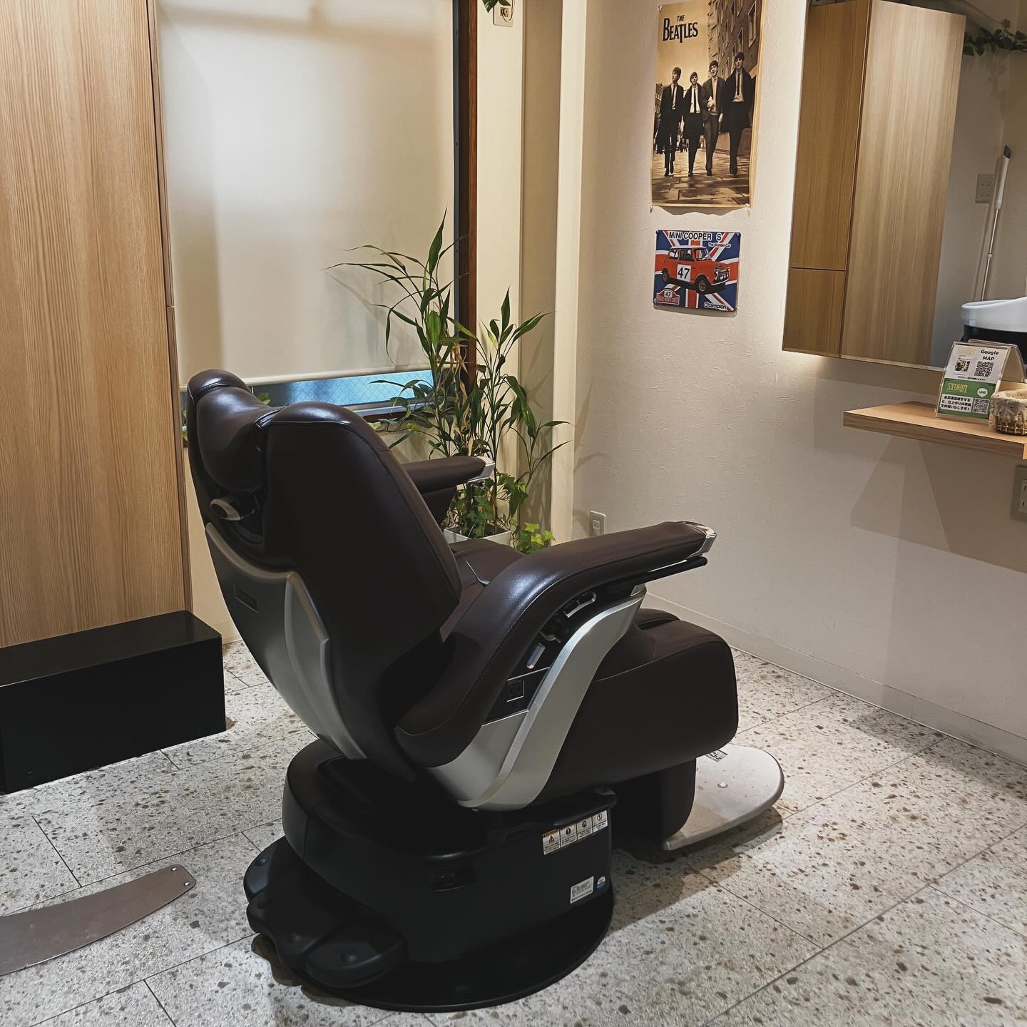 Cut&shave💈
個室の空間でお客様一人一人にしっかり向き合うサロンです。
自分に合うスタイルを求めてみてはいかがでしょうか。
SALON→ @storia_salon
《メニュー》
Cut 5500円(税込)~
Cut+Shave 9350円(税込)~
《オプション》
Parm +7700円(税込)
color +7700円(税込)
完全予約制
営業時間
11時~21時
東京都調布市国領町にある理容室HLFの個室を利用して施術しております!
調布市国領町4丁目25-9理容室HLF内個室
ご予約はプロフィールリンク又はDMからお待ちしております!
#classics #thecuttersway #haircutting #methode #schoolofedgycraftsmanship #suithairstyle
#vintagehair#athens #global #classicstyle#oldstyle#oldschool#suitstyle
#日本#東京#メンズヘア#ビジネスマン#理容師#美容師#調布#国領#マンツーマン#調布美容室#国領美容室#調布理容室#国領理容室#バーバーショップ#メンズ美容院