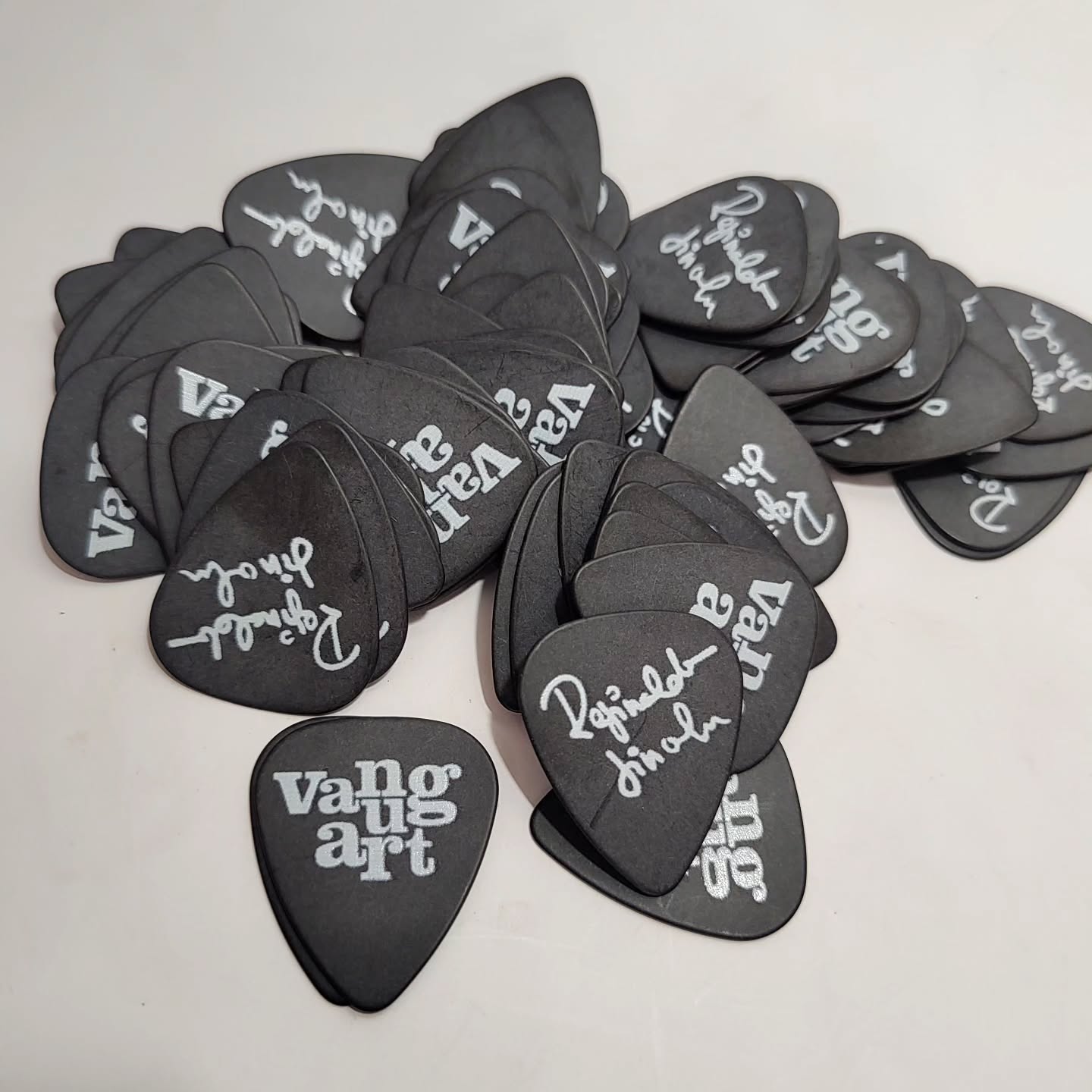 Que tal ter suas próprias palhetas personalizadas? 🎶
Seja para você, sua banda , empresa ou um presente especial, criamos palhetas exclusivas que carregam identidade, estilo e paixão pela música. Agora, queremos compartilhar algumas dessas criações com vocês!
🎸 #AcordesDaNossaHistória 🎶
Cada palheta vai além do design—ela traz memórias e personalidade para cada acorde. Ao longo do tempo, desenvolvemos modelos únicos para músicos que querem expressar seu som de forma autêntica.
Se alguma dessas palhetas te inspirou, que tal transformar suas ideias em algo único? ✨ Entre em contato e crie a sua!
📩 Chama a gente no direct ou clique no link da bio para saber mais!
🔻 Deixe sua marca em cada nota! 🔻
PalhetasPersonalizadas #MúsicaComEstilo #MeuSomMinhaPalheta #RiffsComIdentidade #NotasQueMarcam #MúsicaÉArte #PalhetasComHistória #FeitoParaMúsicos #IdentidadeMusical #PersonalizeSeuSom #PlayPalhetas #CustomPick #PalhetaPersonalizada