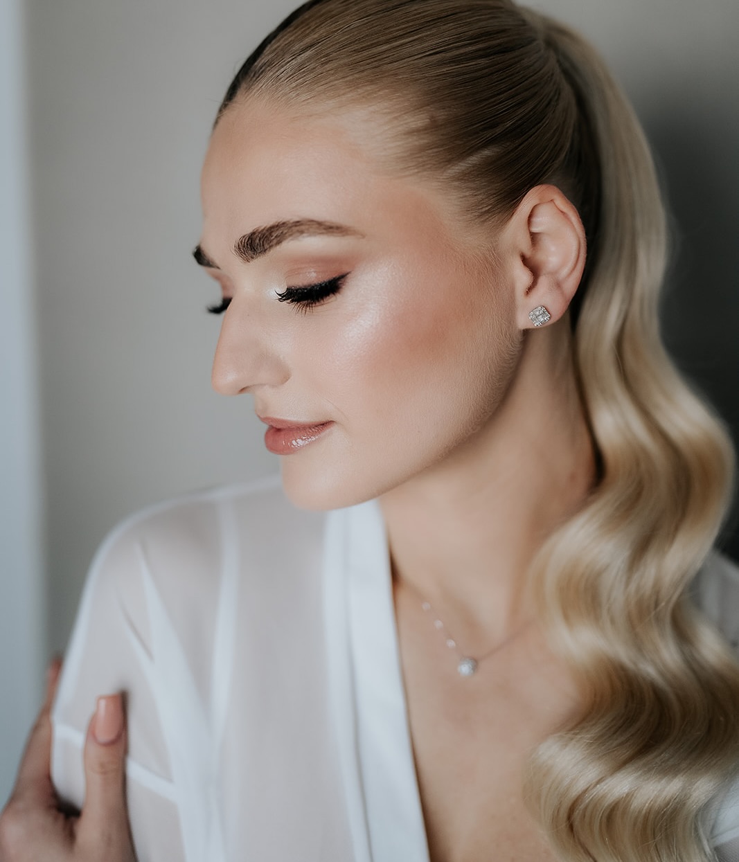 Soft, sculpted and effortlessly luxe. This is the 2026 bridal ponytail brides are obsessed with!
There’s something special about a look that feels modern and timeless at the same time.
For this shoot, I created a sleek, lifted ponytail paired with soft, romantic waves. A combination that photographs beautifully from every angle.
This style is perfect for brides who want polish without losing softness… luxury without the “overdone” look… and a silhouette that enhances the face and the dress.
Every part of the look is designed with purpose, creating a smooth, polished finish that holds effortlessly throughout the day
If soft glam ponytails are your vibe, save this post for inspo 🤍 Brides to be, comment BRIDE and I’ll send you looks that match your style + neckline.
Hair by Me, Makeup by @oliviamarshallmakeup - Representing @sabrinaduparcqhairmakeupagency Models @anhelinazania @dimazania
Photographer @jennyappletonphotoandfilm
Concept, planner & stylist @maroux_uk
Venue, glassware, F&F supplier @maisoncarlton
Content Creator @han_picked_memories
Bridal Boutique @avalouisebridal
Florals @bemoreflori
Cake @cake_design_by_becky
Stationery @_studioeast
Newspaper @photopressuk
Jewellery @davidmellorjewellery
#bridalponytail #luxurybridalhair #modernbride #bridalhairdorset