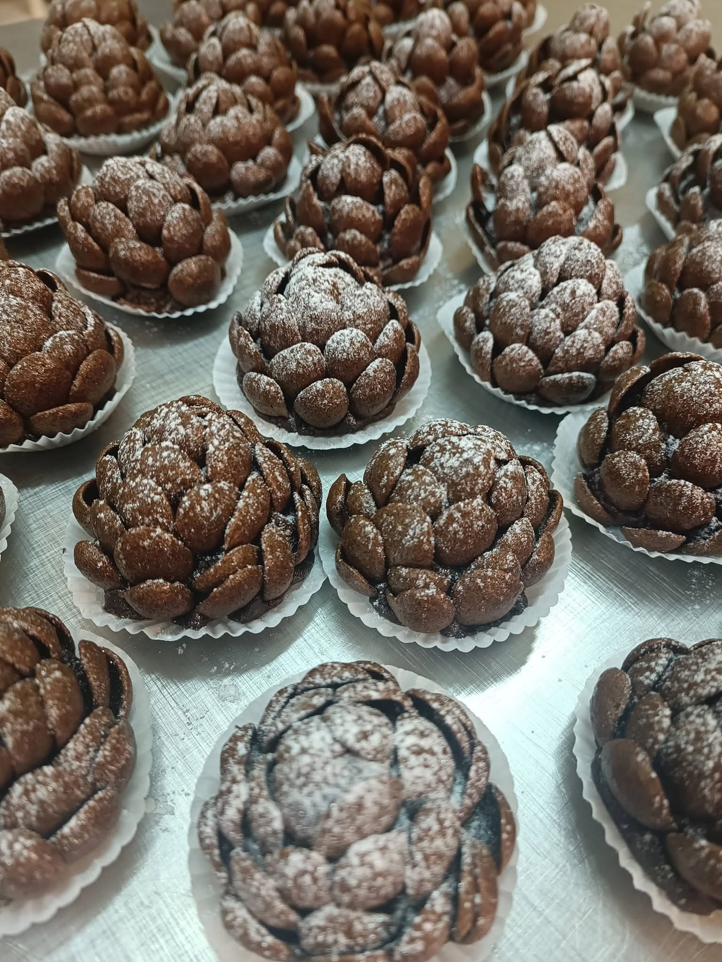 Metai į pabaigą, bet idėjos nesibaigia.
Pristatome naujiena: triufeliniai pyragėliai- kankorėžiai. 🧁Patiks šokolado ir tikros kakavos mėgėjams. 😋