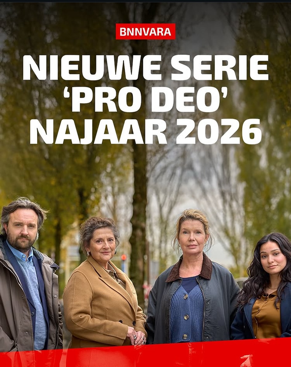 Samen met @ilseottt en Lex Passchier schreef ik de nieuwe serie Pro Deo! Sociaal advocaat Alex Sterkenburg (de geweldige @treidinga) neemt het met haar kleine kantoor hierin op voor iedereen die zich eigenlijk geen verdediging kan permitteren. Ze vechten tegen het grote geld, tegen een ondoordringbare overheid, tegen machtsmisbruik, doorgeslagen regelgeving en arrogantie. Een serie die eindelijk de schijnwerpers richt op alllll het bizar goede werk dat sociaal advocaten doen en waar na alle big money expensive suits-series wel eens even een boekje over open mag. Geregisseerd door @willkoopman en @nterhall is de serie volgend jaar te zien op NPO1!
Met verder o.a: Annet Malherbe, Madina Rashidi, @anne_prakke , Ramsey Nasr, Claire Bender en Edwin Jonker