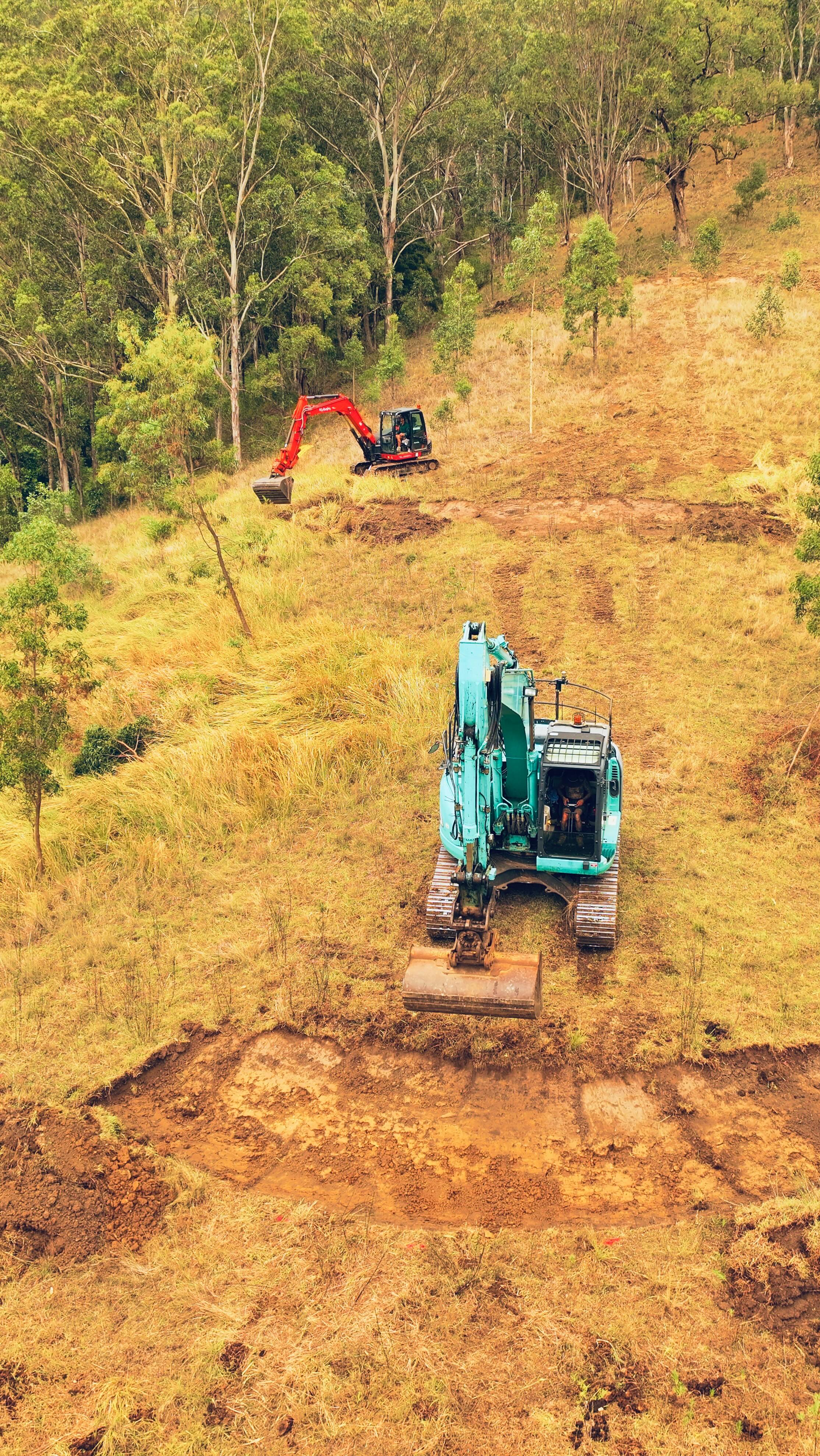 Big week at @ethicalfarmers with Roy from @rosellaregen building @tarwynparktraining Contours, chains of ponds, leaky weirs, and a natural rock swimming pool.
. #naturalsequencefarming