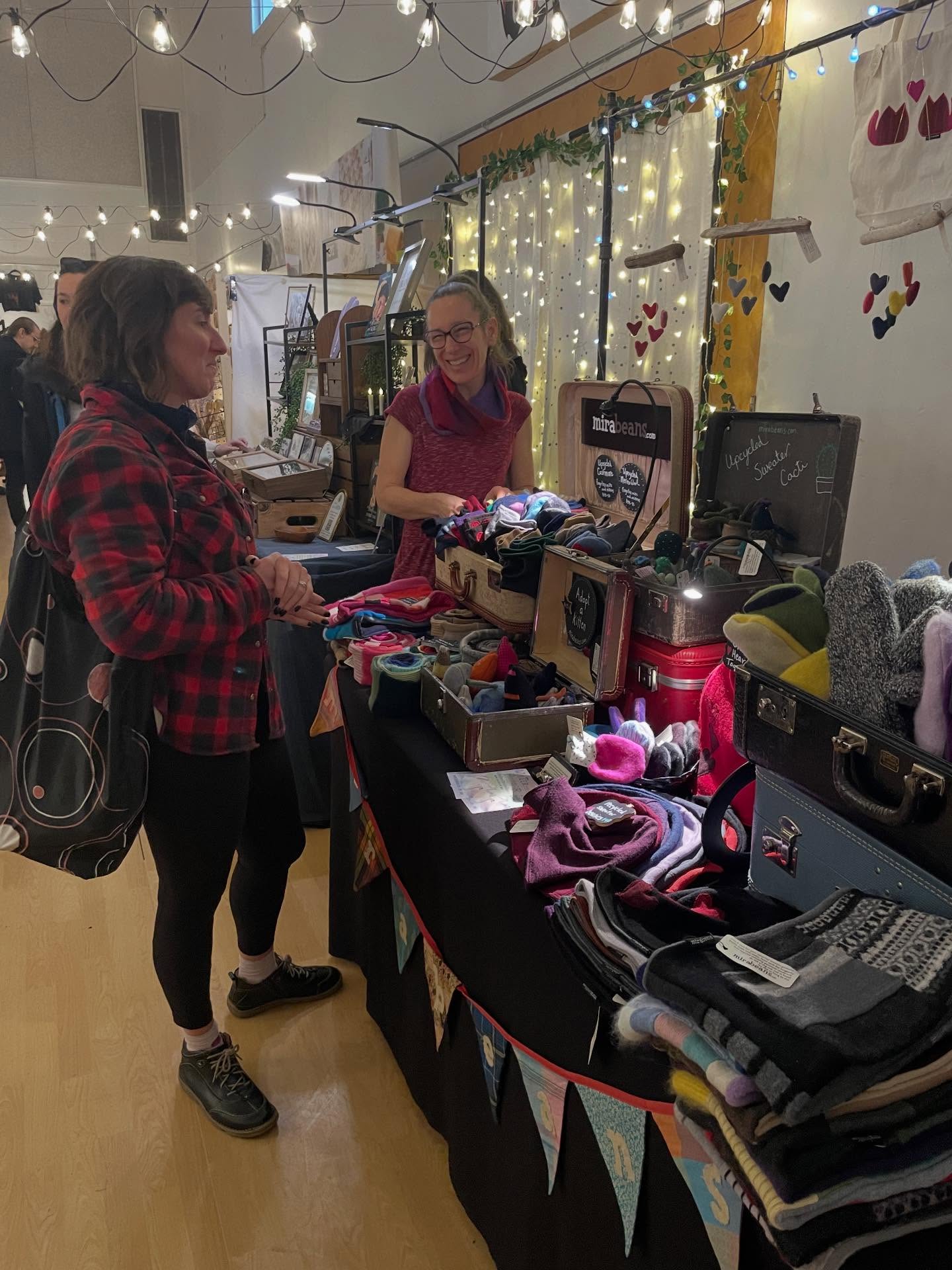 Mittens and hats and scarves, oh my! All made from upcycled sweaters by @mirabeans