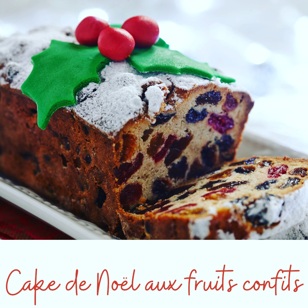 CAKE DE NOËL AUX FRUITS CONFITS
Le classique des fêtes qui sent bon chez mamie
C'est LA recette qui va embaumer ta cuisine de parfums de Noël. Moelleux, fruité, avec sa petite déco en pâte d'amande, sur toutes les tables du réveillon !
Prépa : 20 min
Cuisson : 50-60 min
Difficulté : Facile
INGRÉDIENTS :
Pour le cake :
250g de fruits confits mélangés
100g de raisins secs
200g de farine
150g de sucre
150g de beurre mou
3 œufs
1 sachet de levure
3 c. à soupe de rhum (ou jus d'orange)
Zeste d'1 orange
1 pincée de sel
Sucre glace pour la déco
Pour le houx en pâte d'amande :
100g de pâte d'amande blanche
Colorant vert + rouge
LA RECETTE :
Étape 1
La veille (ou 2h avant)
Fais macérer les fruits confits et raisins dans le rhum. C'est ça le secret du goût !
Étape 2
La pâte
Mélange le beurre mou + sucre jusqu'à obtenir une crème.
Ajoute les œufs un par un.
Incorpore farine + levure + sel + zeste d'orange.
Égoutte les fruits, roule-les dans un peu de farine (astuce anti-fruits-qui-tombent-au-fond !) et ajoute-les à la pâte.
Étape 3
Cuisson
Verse dans un moule à cake beurré.
Enfourne à 170°C pendant 50-60 min.
Vérifie avec un couteau : il doit ressortir sec !
Étape 4
Refroidissement
Laisse tiédir 10 min dans le moule, puis démoule sur une grille. Attends qu'il soit complètement froid avant de décorer.
LA DÉCO HOUX :
Les feuilles vertes
70g de pâte d'amande + colorant vert
Malaxe bien, étale au rouleau (3mm)
Découpe des feuilles pointues avec bords en zigzag
Marque les nervures avec le dos d'un couteau
Courbe-les légèrement, laisse sécher 1h
Les baies rouges
30g de pâte d'amande + colorant rouge
Forme des petites boules
Fais un mini trou au cure-dent pour le réalisme
Montage
Saupoudre le cake de sucre glace
Pose 2-3 feuilles + 3 baies au centre
Admire ton chef-d'œuvre
#noel #cakelove #recettefacile