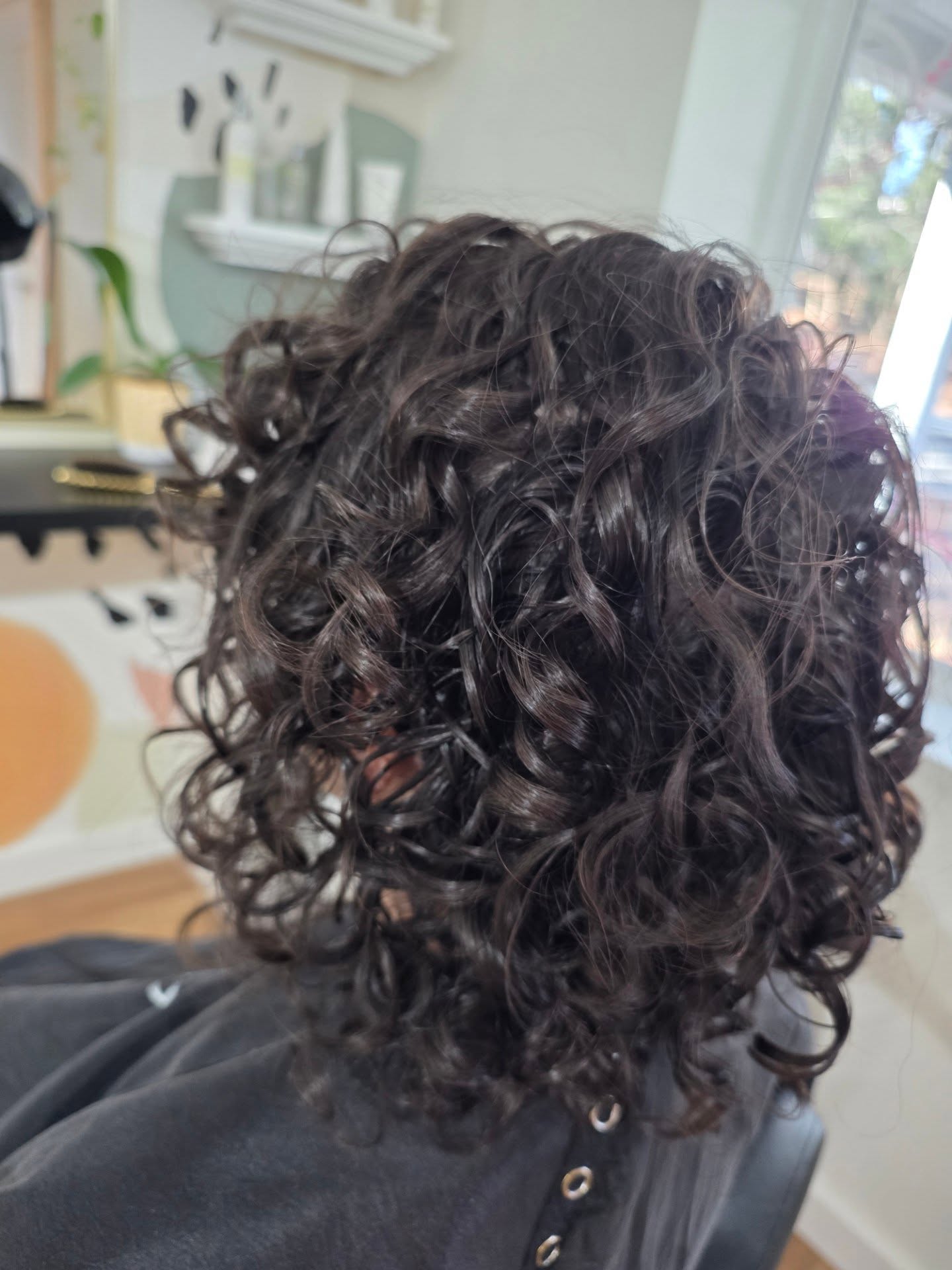 Winter air + curls = a sensitive combo ❄️
This time of year, our hair starts craving moisture, nourishment, and protection more than ever. If your curls have been feeling extra dry, frizzy, or dull lately… you’re not imagining it.
Here are a few things that make a BIG difference:
💧Hydration first — Think water-based leave-ins and consistent deep conditioning. Curls drink it up this season.
Seal it in — Lightweight oils or creams help lock in moisture without weighing down your texture.
✨ Gentle cleansing — Swap harsh shampoos for moisture-rich formulas so your curls stay happy.
⭐️ little extra protection — Silk pillows, low-heat styling, and regular trims keep curls bouncy and defined.
And for my curl friends wanting long-lasting softness + smoother definition…
✨ KC Texture Keratin Treatment is one of my favorite winter helpers. It reduces frizz, enhances curl pattern, and keeps the hair hydrated from the inside out—without compromising your natural texture.
Today’s cut turned out so soft, healthy, and full of shape — the perfect refresh heading into the dry season ✂️🤎