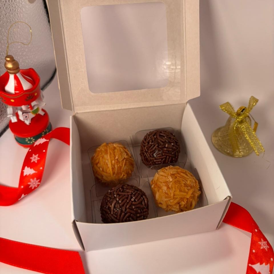 Elas são a sensação deste Natal!!
Caixinha com 4 brigadeiros.
Lembrancinha no precinho para presentear os seus amigos, familiares ou até a equipe que esteve contigo durante o ano todo.
*Acompanha uma fita e tag natalina.
** Escolha até 2 sabores de brigadeiro para as suas caixinhas (exceto: alcoólicos, pistache e avelã)
*** Pedido mínimo: 5 caixinhas