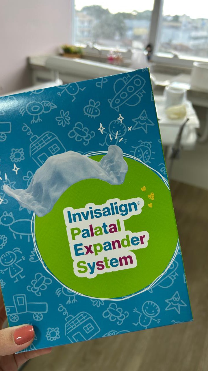 💬✨ A Bella viveu duas experiências diferentes no mesmo tratamento!
Ela começou usando um disjuntor tradicional para expansão do arco superior
e depois continuou o tratamento com Invisalign, com mais conforto e previsibilidade.
No depoimento dela você vai ver:
➡️ Como foi a adaptação com cada aparelho
➡️ A diferença no dia a dia
➡️ O que ela mais gostou no tratamento
🎥 Aperte o play e descubra qual foi a experiência preferida da Bella!
