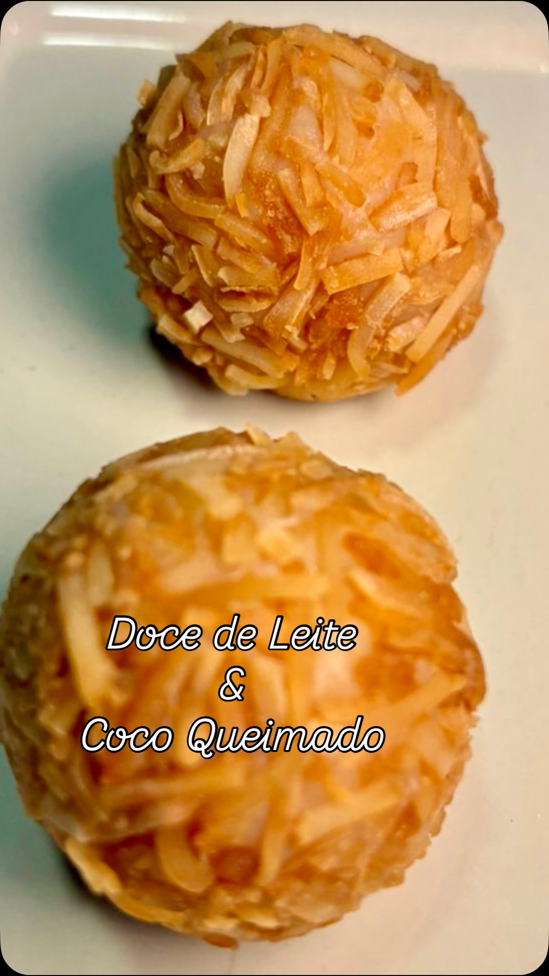O Natal está chegando e eu aproveitei o evento para testar uma receita nova,
Doce de leite com coco queimado!
Esse docinho ganhou meu coração…
Será que vai ter o seu também? ❤️