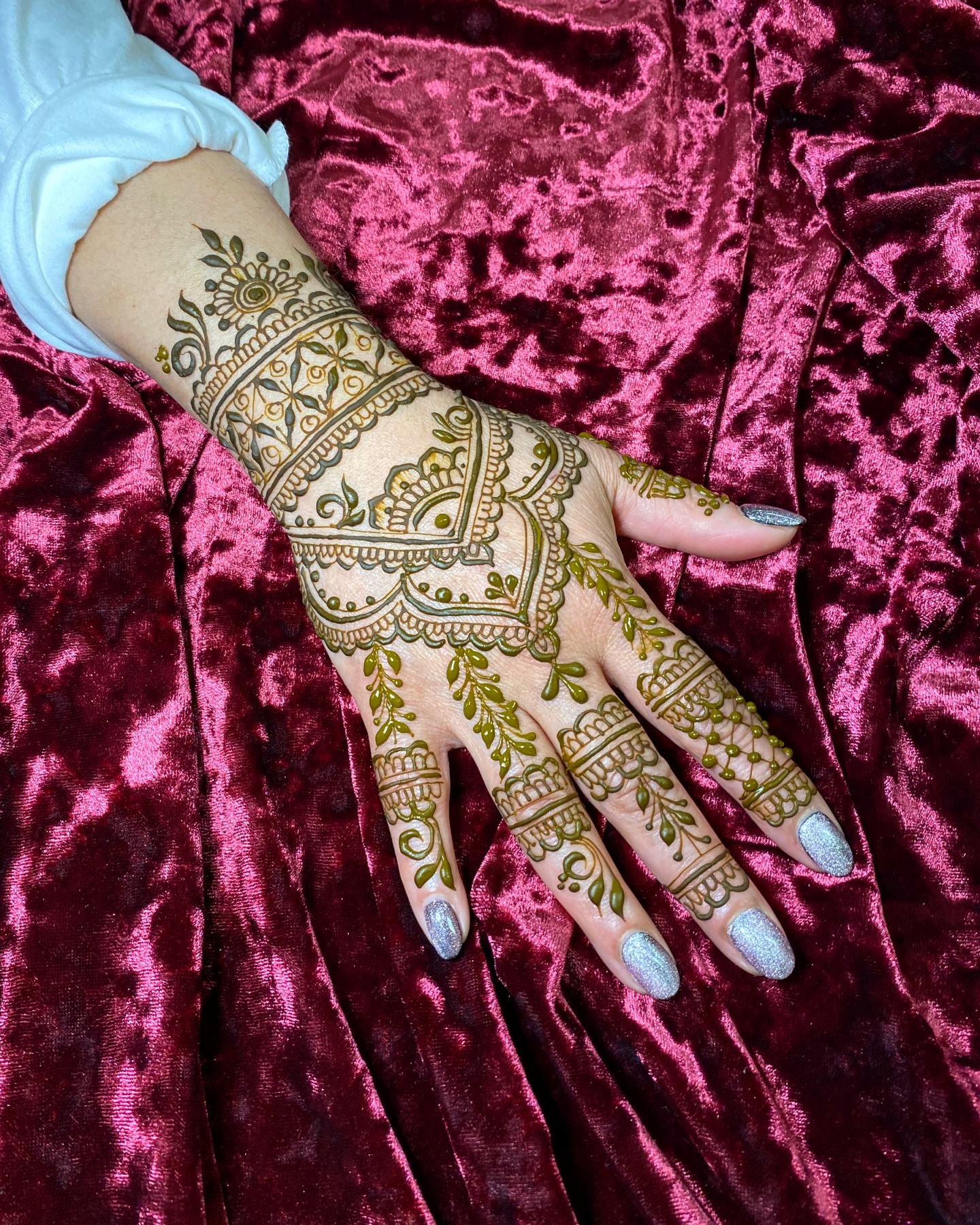 🫶Our hands carry so much of our life…
They’ve held 🫶joy,
✍️created beauty,
🫶supported loved ones,
🤝wiped tears,
🙌celebrated milestones, and
🙏reached for new beginnings.
💞Henna becomes a way to honor those stories — a moment to pause, adorn, and recognize the life your hands have lived and the life you’re still shaping.
🙌This winter, let your indoor gatherings be filled with warmth, intention, and artistry.
✅I’m offering 20% off Winter Henna Parties — perfect for cozy celebrations, girls’ nights, cultural events, and meaningful moments.
✅Text or email me to inquire & book early. ❄️✨
919.391.9128
HennaChakra@gmail
#lehighvalleyhennaartist #WinterHenna #HennaArt #HennaArtist #hennaparty