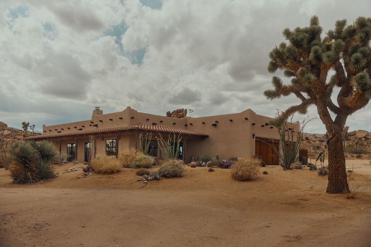 Always grateful. “This was such a uniquely wonderful place to stay. It was so peaceful and the scenery was incredible. We enjoyed watching the wildlife (mainly jackrabbits) and appreciated the beautiful vegetation from the comfort of the many living room windows. We loved the surround sound system and the convenient barbecue. And, last but not least, the breathtaking pool! It felt like we were staying in a spa resort. Our family will always remember this trip fondly.”
@thebustnbranch Pioneertown, Ca. Captured by @johnryanhebert .
#thebustinbranch #pioneertown #pipescanyon #desertretreat #wellnessvacation #familytravelling #travelinspo #beautifuldestinations #staycocoon #travelgram #archdigest