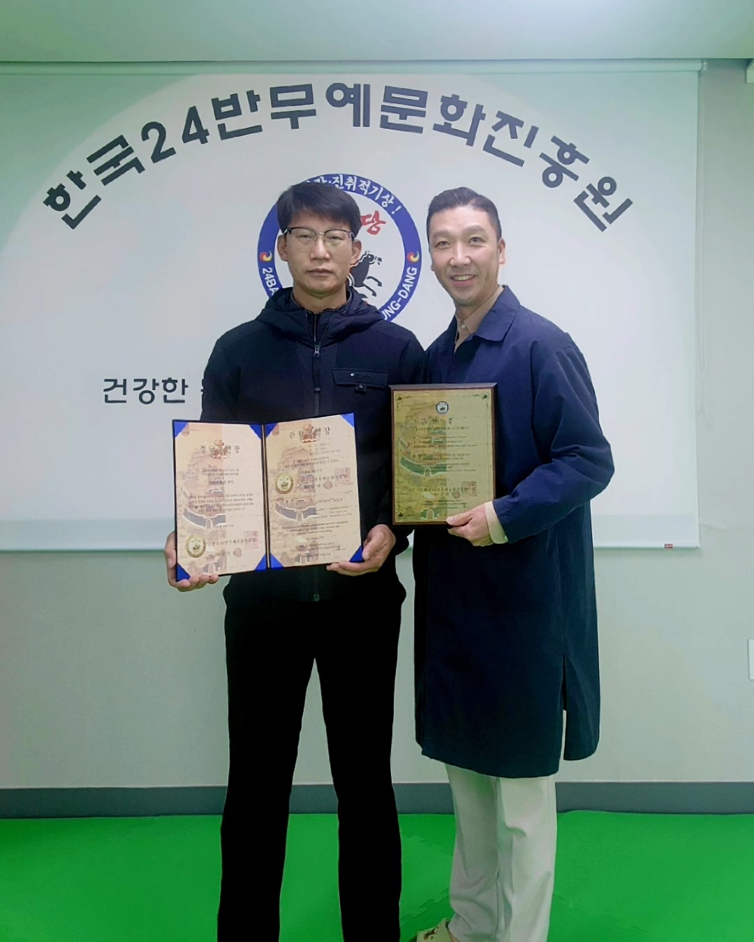강원도 춘천경당 승인장, 관장 임명장, 단증패 수여식이
강남수련원에서 진행되었습니다.
강원도 춘천경당의 앞으로의 무궁한 발전을 기원합니다.
또한, 무술 도장을 운영하시는 관장님들 중
한국24반무예문화진흥원의 경당 및 파트너십에 관심 있으신 분들은
언제든지 연락 주세요.
📞 대표전화: 010-5112-0124
The certificate of approval for Chuncheon Gyeongdang (Gangwon Province),
the director appointment, and the dan certificate presentation
were held at the Gangnam Training Center.
We sincerely wish for the continued growth and success
of Chuncheon Gyeongdang.
If you are a martial arts school owner or instructor
interested in partnering with the Korea 24-Ban Martial Arts Cutural Promotion Association,
please feel free to contact us anytime.
📞 Main Contact: 1-672-727-4718
📧 Email: muye24ban@gmail.com
#춘천경당 #강원도경당 #24반무예 #한국전통무예 #무예도장 #무예관장 #무예수련 #경당승인 #무예파트너십 #Muye24ban #KoreanMartialArts #TraditionalMartialArts #MartialArtsSchool #MartialArtsInstructor #Gyeongdang #KCulture #MartialArtsCommunity