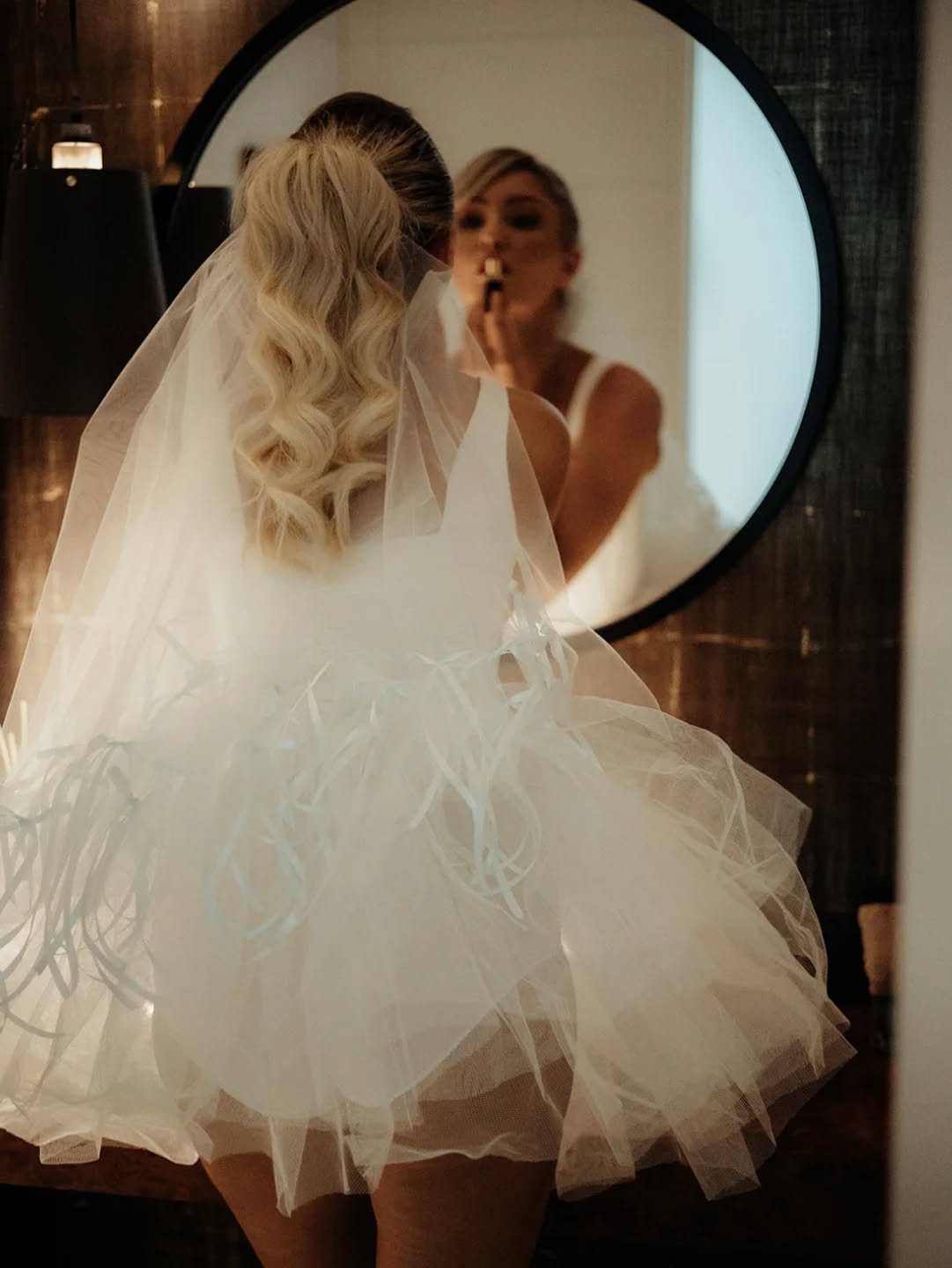 L I P O N
Bathroom lip on in bespoke mini ✨️
@bethalicehairstyling @beauty_byhebe @kirstenjphoto
#tutubride #bespoke #bridalmini