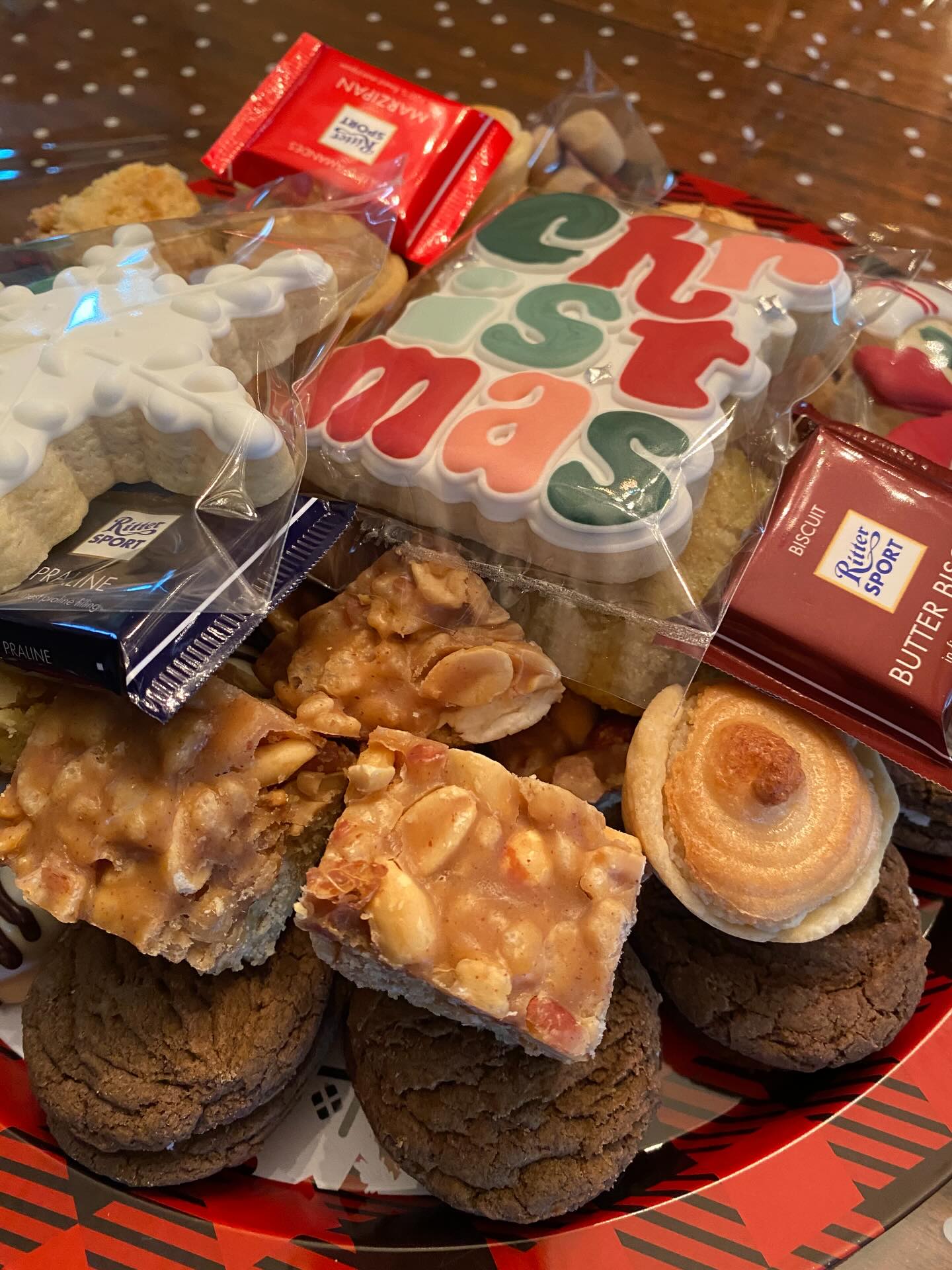 SOLD OUT 😊 Christmas treat plates sold out in 24 hours (thank you), but I am going to bake enough for three more!
Each platter includes:
- My favorite holiday cookies
- A couple of decorated sugar cookies
- Some RitterSport minis
= 3 lbs. of deliciousness for $60 (same as last year!)
DM or email me to grab one before they're gone again!
More pics and details In my "Christmas Treats" highlight 🎄