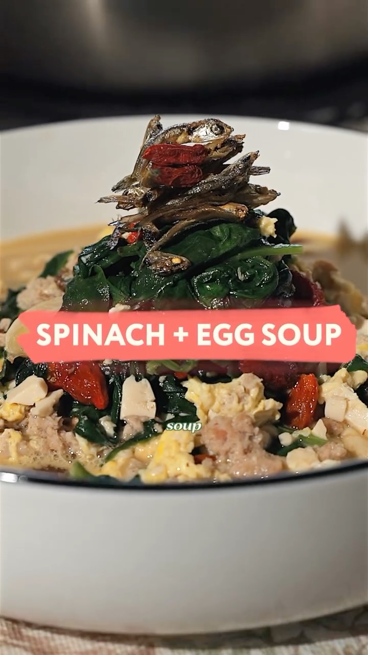 The one soup my dad ever made for me.
Simple spinach soup, but adding a bit of salted egg gives it so much umami and makes it super satisfying. Perfect for the recent rainy LA days.
Video on YouTube and the recipe is on Substack ☝️ Link in bio
#Happivore #ComfortSoup #SpinachSoup #SaltedEgg #BorderlessComfort