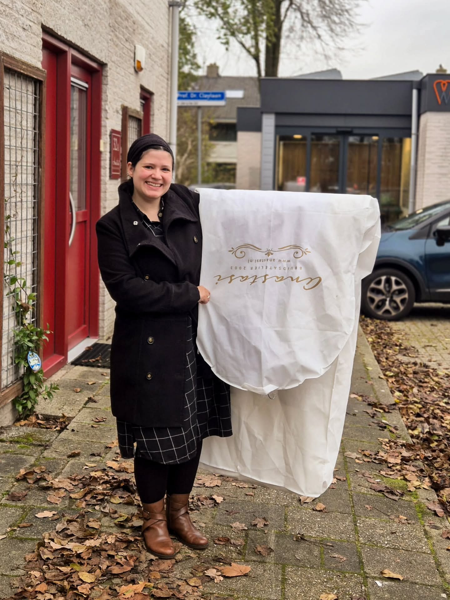 Het duurt zoooo lang en het gaat ook zoooo snel 👰🏻♀️✨️
Jesaja 61:10
Ik ben zeer vrolijk in den HEERE, mijn ziel verheugt zich in mijn God, want Hij heeft mij bekleed met de klederen des heils, den mantel der gerechtigheid heeft Hij mij omgedaan; gelijk een bruidegom zich met priesterlijk sieraad versiert, en als een bruid zich versiert met haar gereedschap.