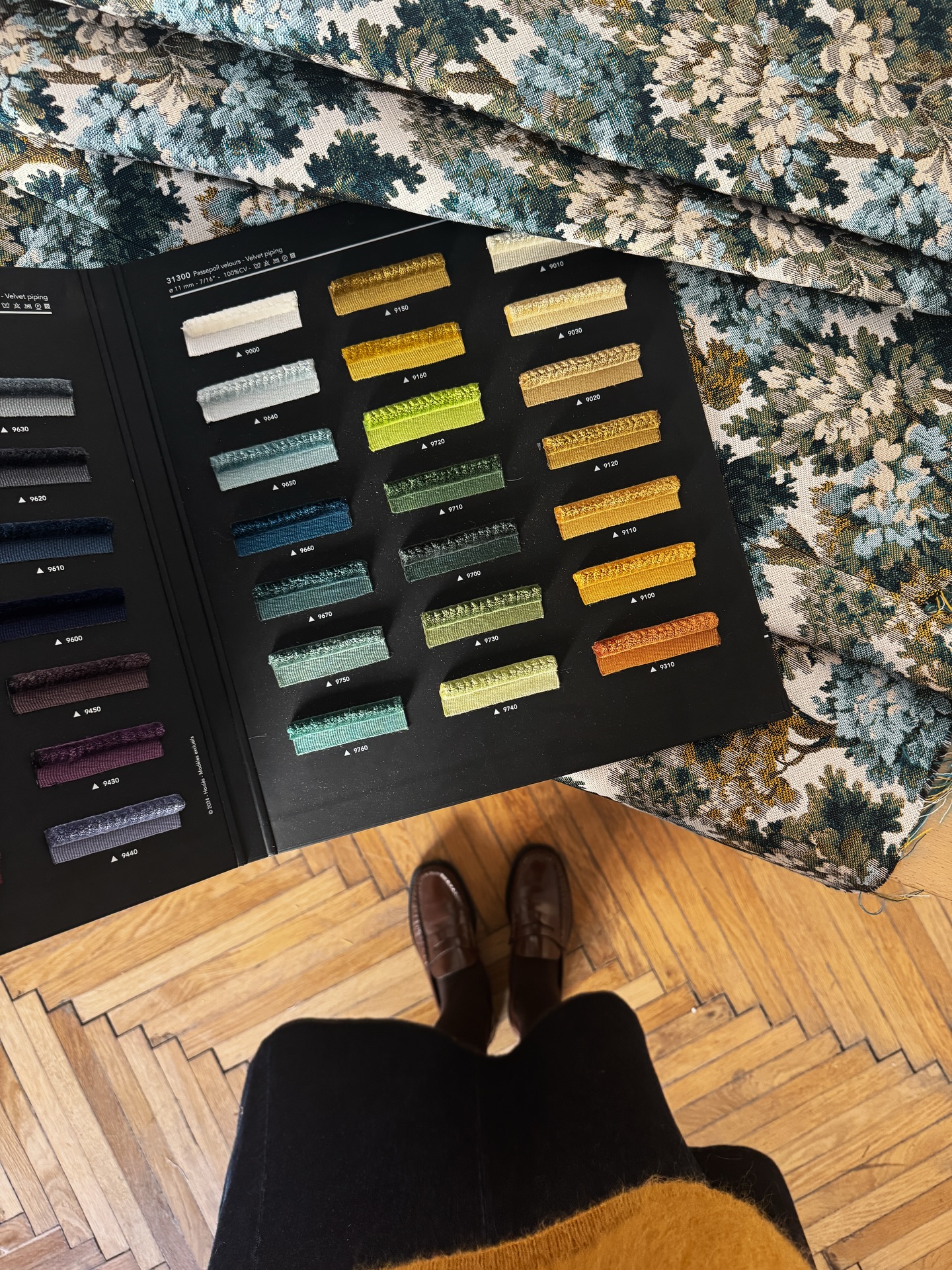 Choosing passepoil with a client, it’s not drama, it’s craftsmanship.😌🔥