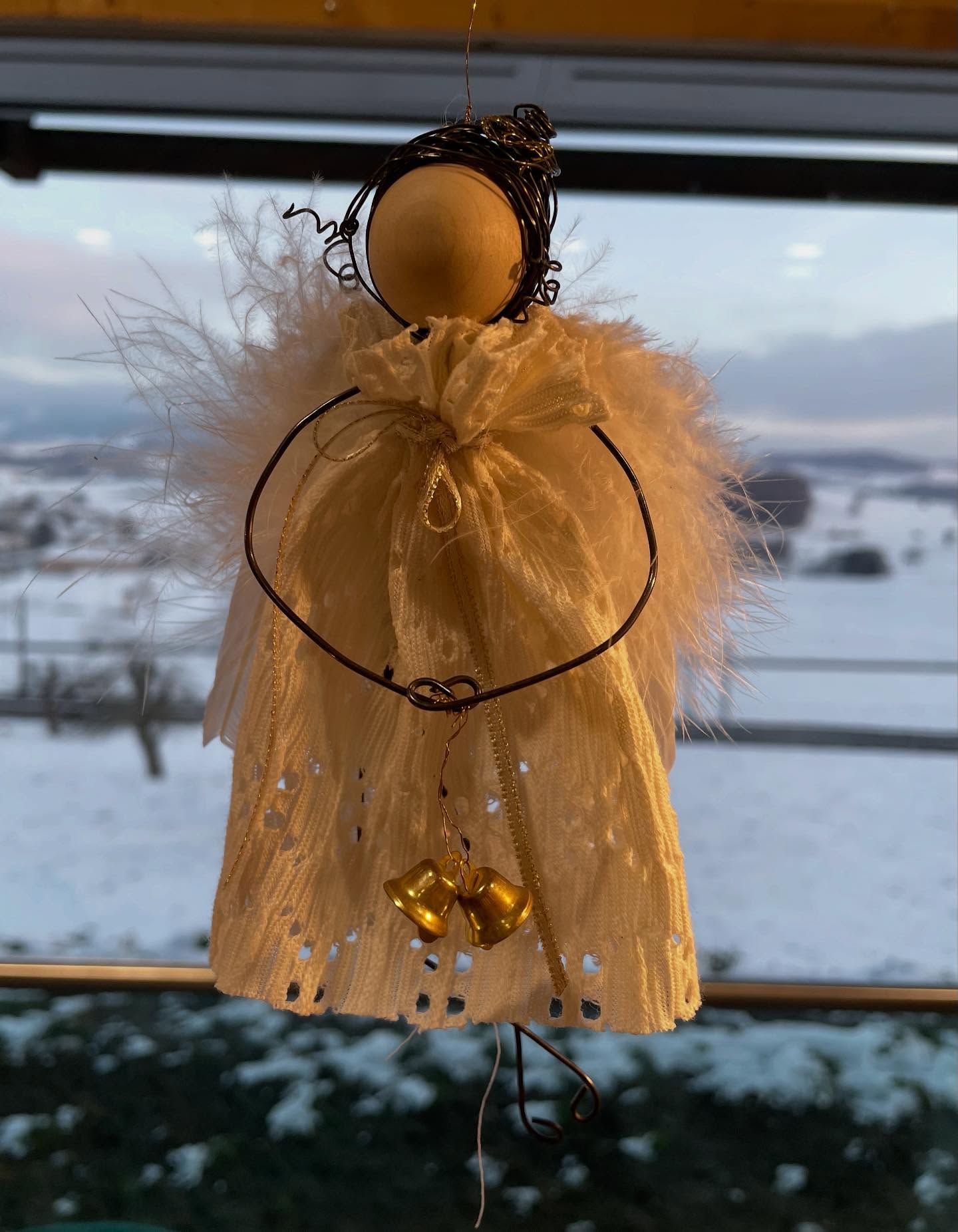 Je suis au marché de Noël de Villaz-St-Pierre jusqu’à dimanche 17h. Venez découvrir des merveilleux artisans et peut-être acheter vos cadeaux de Noël 🎄.
À bientôt