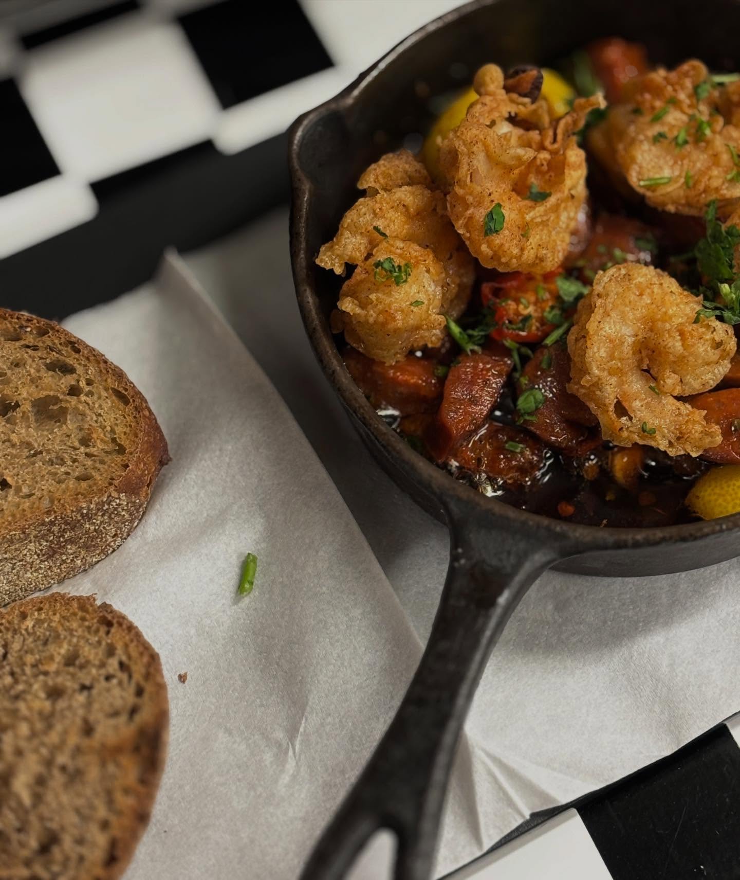 Our Gambas con Chorizo: sizzling prawns, smoky chorizo and pure Mediterranean comfort. 🍽️🧡
.
#leamingtonspa #leamingtonsparestaurants #habanoleamingtonspa #food #foodlover ⭐️