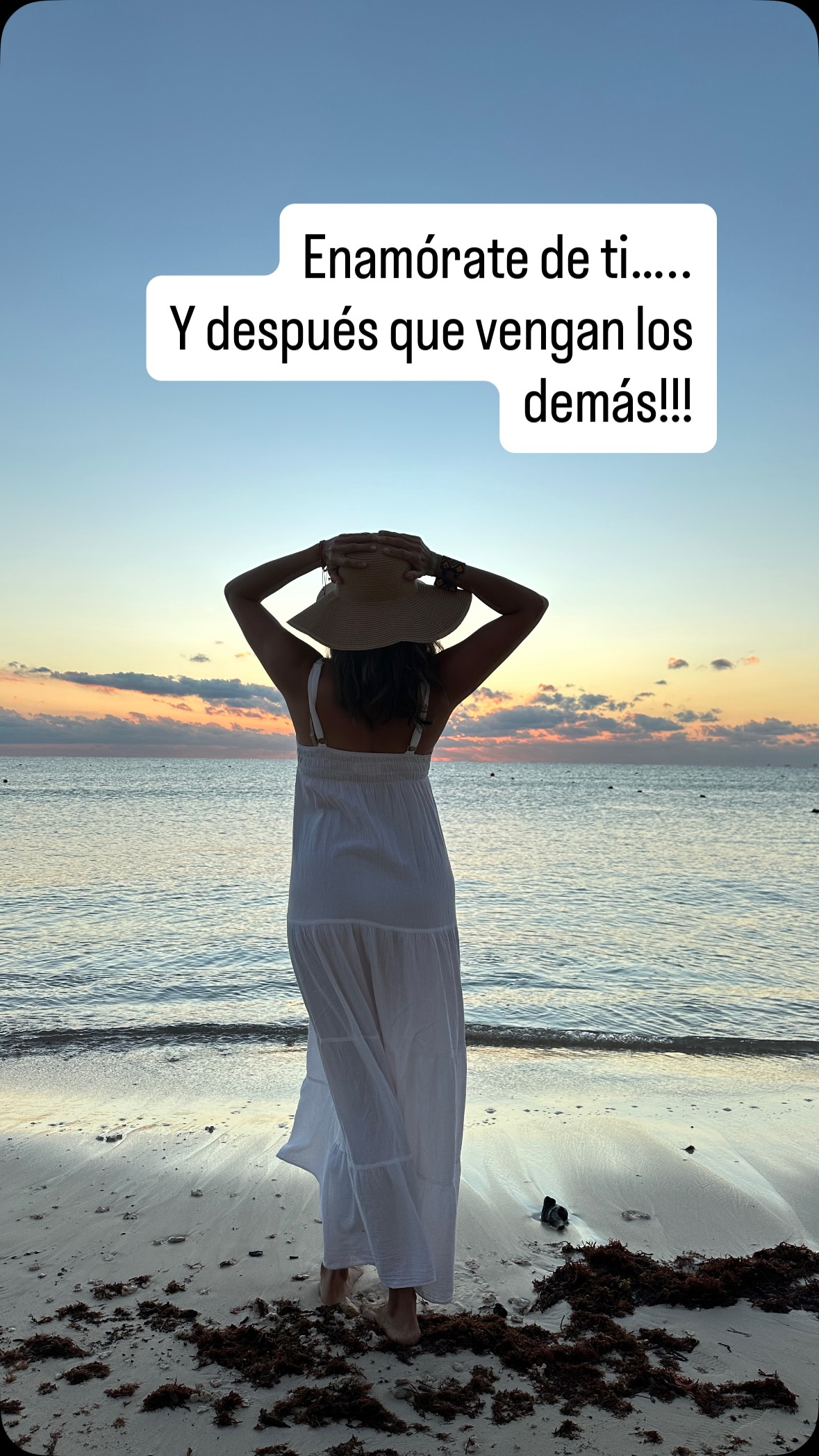 Bailar para nosotras mismas, regalarse abrazos, nutrir nuestro corazón…. Eso también es Ayurveda: cuidar nuestro cuerpo, calmar la mente y activar nuestra energia vital (prana).
“Cuando nos conectamos con nuestra alegría, equilibramos Vata, 💨fortalecemos Agni 🔥y llenamos nuestra vida de Sattva: 🕊️#ayurveda #claridad,calma y bienestar.
Cada abrazo que nos damos, cada movimiento que hacemos … es medicina para el alma y cuerpo”.💖🧠🫀
Así que baila, abrázate,quiérete …. Y deja que todo lo demás fluya!!! 💖Hoy ya te diste un abrazo a ti misma?
😃Cuéntame cuál es tu ritual diario para amarte y cuidar tu energía?
Si te gustó este reel sígueme para aprender más conmigo!!🥰🤭😘
#āyurveda