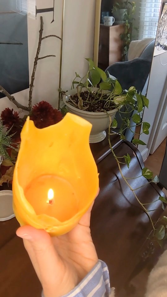 My altar this week 🪄 items from nature, a candle, cloth and symbols that reflect the season + astrological happenings 🌌 the process of creating it is as supportive as the result.
✨ BUILDING RITUALS WORKSHOP SERIES begins Monday! Week 1: Creating Your Sacred Space 🌌 🕯️