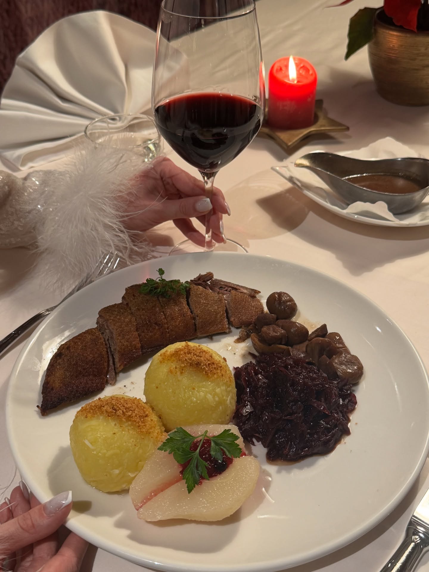 ✨🍴Ein echtes Highlight zur Weihnachtszeit:
Unsere festliche Gans. 🍽️
Wir freuen uns, euch dieses wunderbare Weihnachtsgericht vorzustellen.
Kommt vorbei, lasst euch rundum verwöhnen. 🌟
