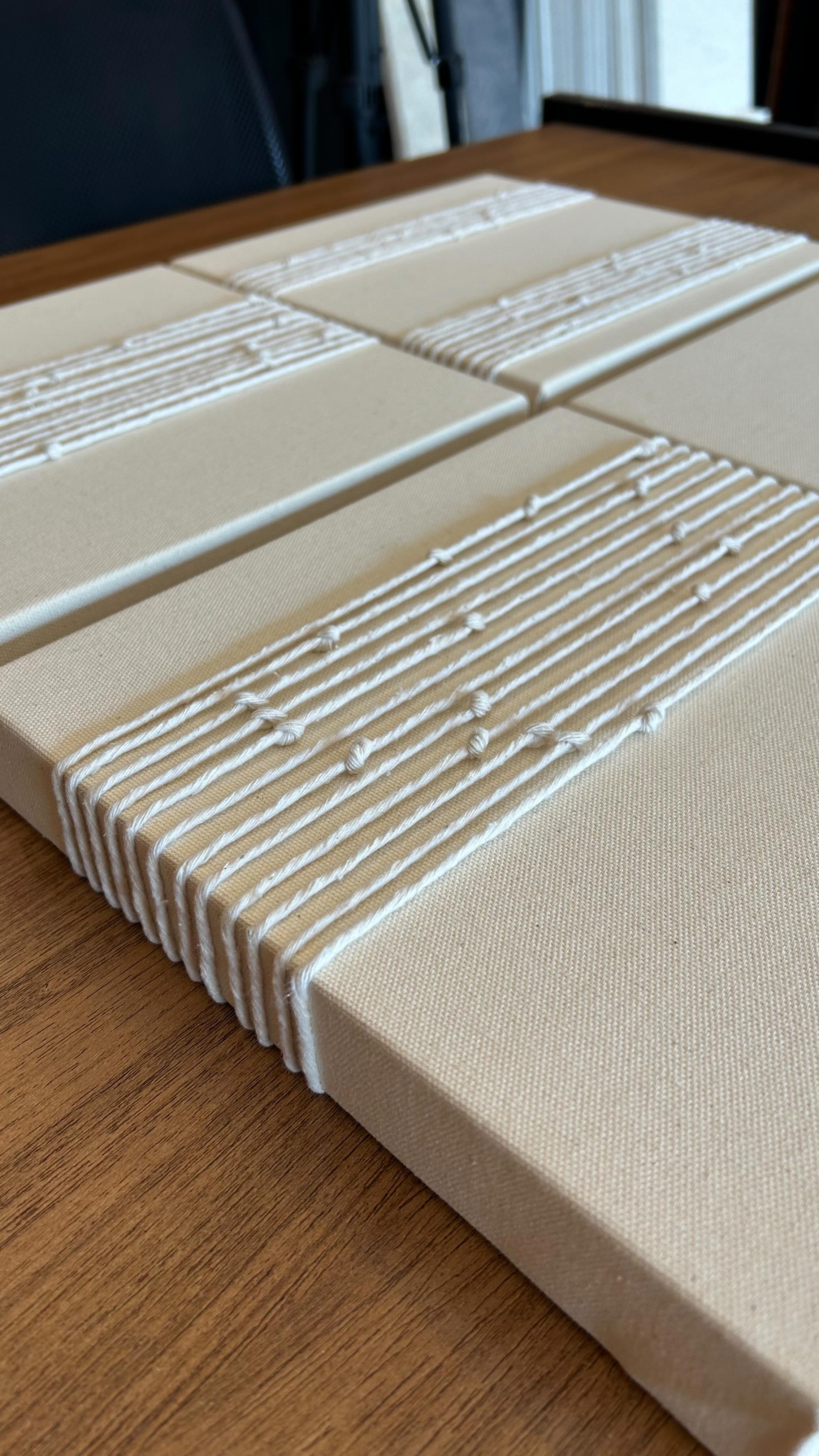 Quadros são os responsáveis por até 40% da sensação de conforto visual de um ambiente. 🍃
Eles equilibram cores, dão personalidade e criam profundidade na decoração.
É por isso que uma parede sem quadros é uma parede sem vida! ✨🏡