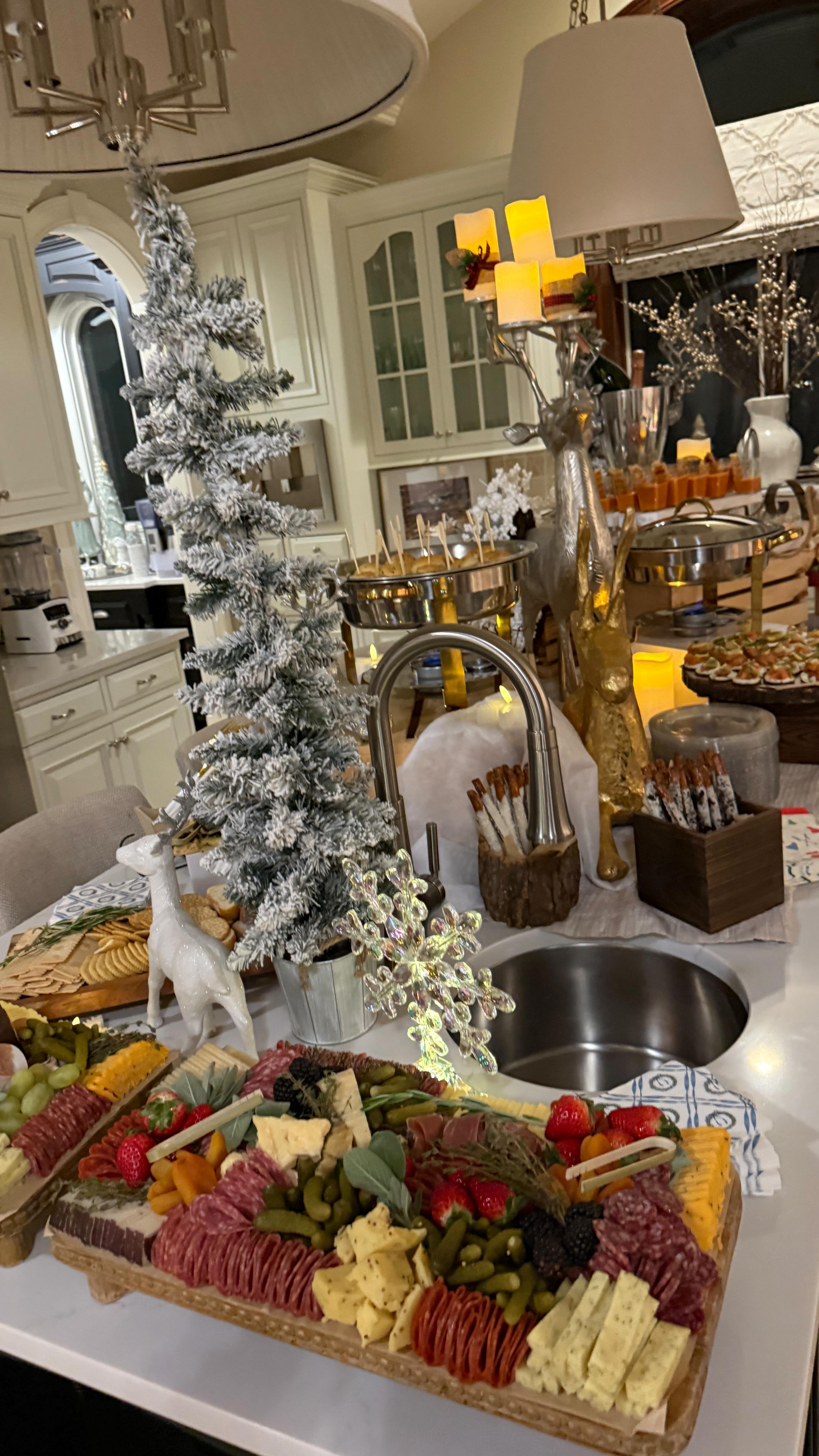 BusyButternut does not come to play. 🔥❄️🏂 Champagne popping, beats dropping, snow swirling, energy off the hook, save this one for the book, winter chalet realness, fit checks to impress, vibe vibing, and the food? Fire. Après-Ski Naperville style.
#WeUnderstoodTheAssignment #Naperville #SorryNotSorry 😜 #apresski #apresskiparty #apresskistyle #apresskifood #snowparty #skiparty #chaletstyle #napervillecatering #napervillecaterer #napervillesmallbusiness #napervillefood #luxurycatering #charcuterie #smallbites #appetizers #busybutternut #downtownnaperville