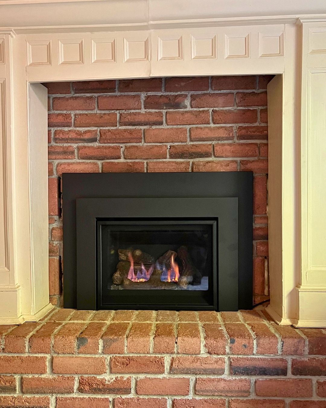It's a classic for a reason. The @envirofireplaces E20 Gas Fireplace Insert is a popular choice for homeowners looking to give an existing masonry fireplace a new look (plus the convenience of flames at the touch of a button).
#theheatingsource #fireplace #gasfireplace #gasfireplaceinsert #fireplacemakeover