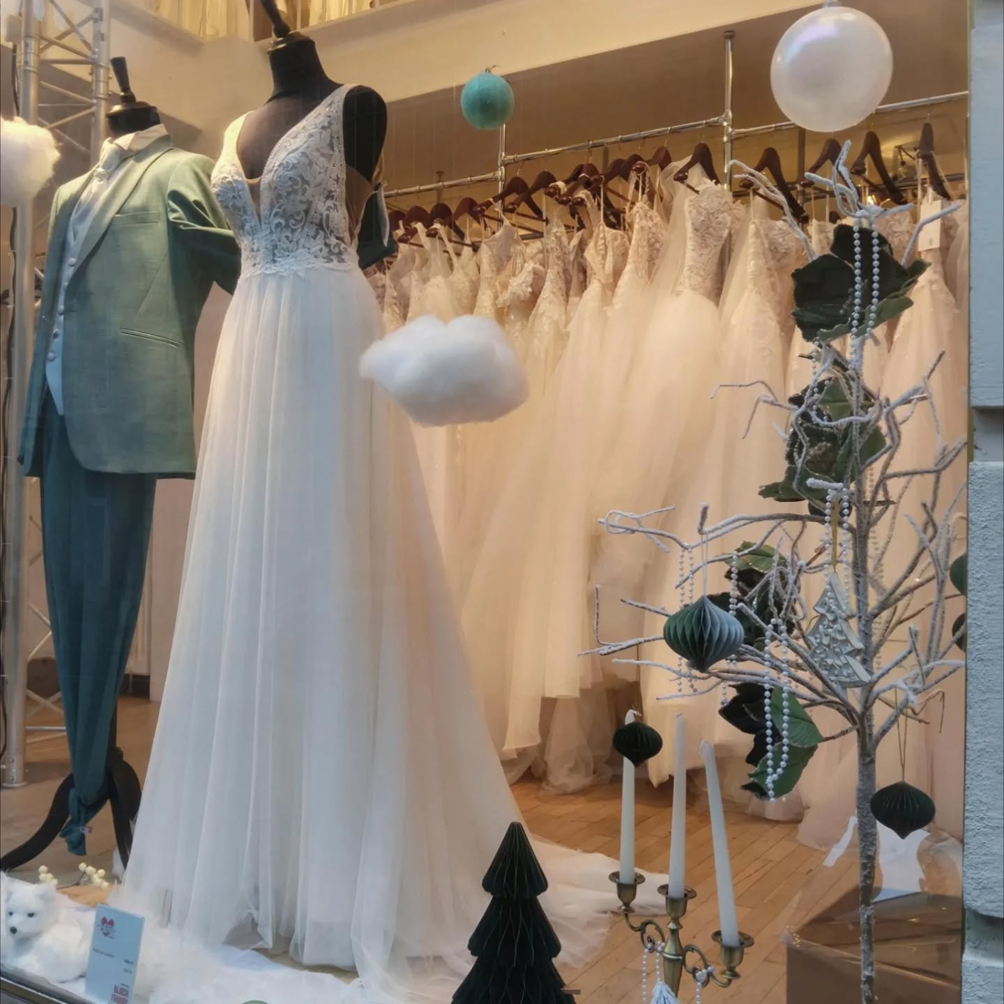 Vitrines de Noël pour #heramariage à Poitiers !
Si vous cherchez une tenue pour votre mariage ou pour celui d'un proche, franchissez les portes et laissez-vous guider par une équipe de qualité ! Et ces robes canons 😍... On en parle ?
#heramariage #thelittlefactory86 #vitrine #noël #christmas #vitrinenoel #vert #decorationnoel