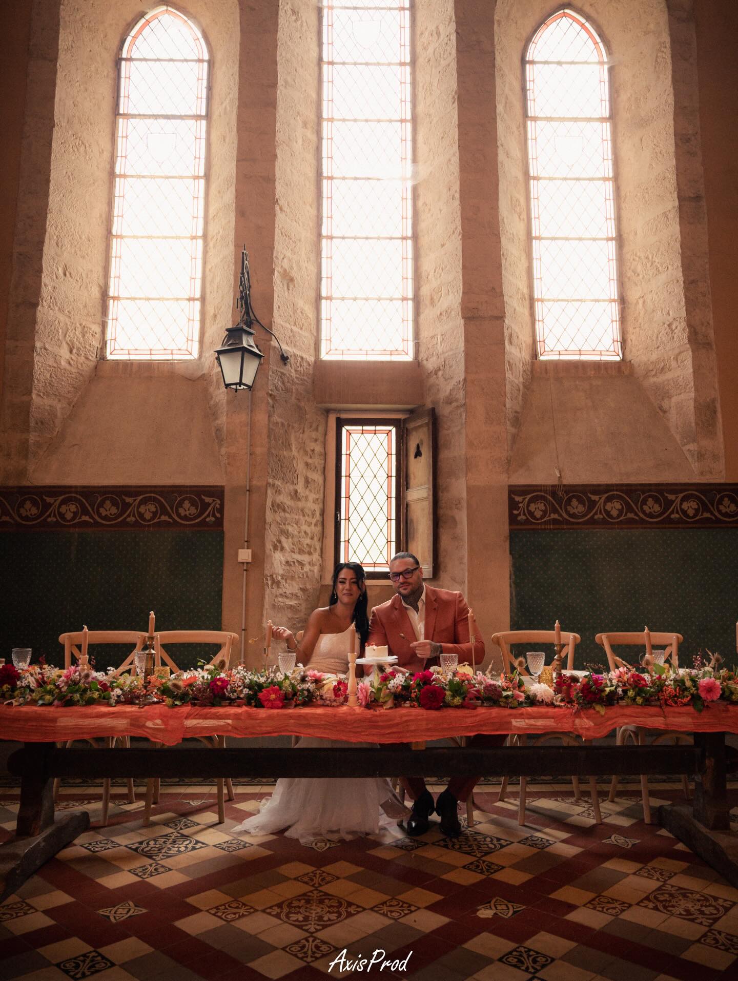 ✨ Shooting d’inspiration – La table automnale ✨
Le 11 octobre, nous avons réalisé un shooting d’inspiration mariage aux couleurs chaudes et naturelles de l’automne, avec une table sublimée dans les tons Terracotta. 🍂
Chaque détail a été pensé pour créer une ambiance chaleureuse et élégante : vaisselle, décoration, centres de table et accessoires, tout est là pour inspirer vos futurs mariages automnaux.
Un immense merci à tous les prestataires qui ont rendu cette mise en scène possible :
@ore.vents 🎀🎉
@amore_e_vintage 🪑🍽️
@lechampdesfleurs 🌸
@sybillebyaline ✉️
@gateaudelucine 🍰
@reve.et.romance 👰
@artistika_coiffure 💇♀️💄
@caractere_d_homme 🤵♂️
@axisprod_ 📸📹
@creator.mery 📹
@2cv_bourgogne_tours 🚗
@bijouterie_alliances_dijor 💍
@marine_deau_douce 🧍♀️
Domaine: Prieuré de Bonvaux leprieurédebonvaux.fr
#shooting #mariage #automne #terracotta #table