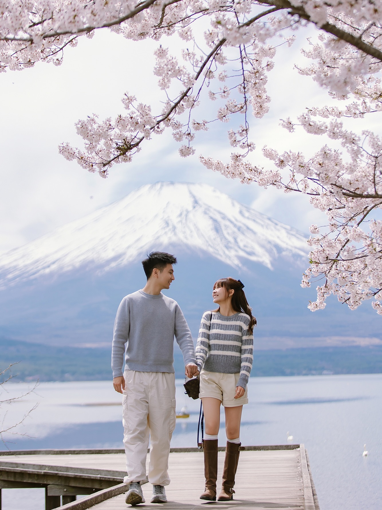 富士山這麼大 我知道哪最適合你們【輕鬆版】
她說想看看富士山,最好還能拍點好看的照片
於是我直接駕車去接他們
富士山一日旅拍最怕的就是:
查路線、換車、錯過光線、人多到拍不到畫面
所以我把拍照變成了一趟不需要思考的旅程
從東京出發,會根據天氣和風向
帶你走最穩的機位(只有熟人才知道)
不用擔心光線,我會根據當日雲層幫你調整路線
不用擔心人群,我有備用機位和繞行方案
你們只要在鏡頭裡自然相處、自然笑、自然玩
剩下的交給我。
這就是攝影師帶車最大的意義——
不僅是拍照,而是讓你的一日旅拍真正“無負擔”
#東京 #淺草寺和服
#情侶和服 #東京攝影師
#日本旅拍 #和服體驗
#家族和服照 #日本旅拍
#kimono #kimonophoto #familykimono
#japanphotography #sensojitemple
#東京 #富士山
#富士山🗻 #東京攝影師
#日本旅拍 #山中湖 #河口湖
#富士山攝影師
