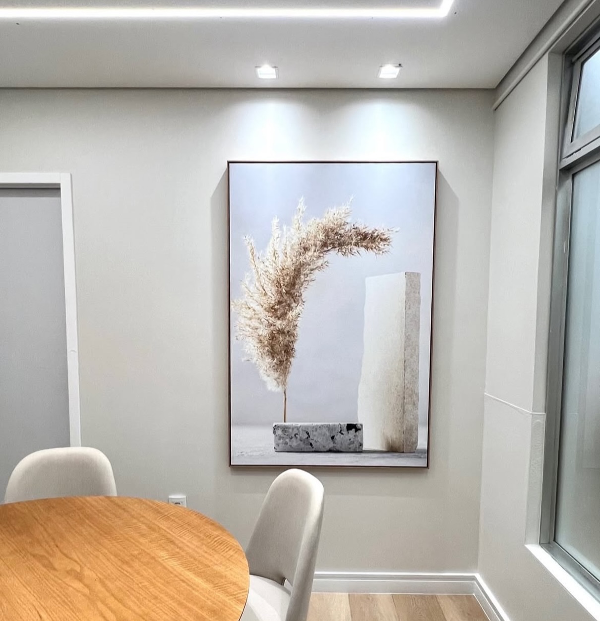 Um quadro minimalista que transforma o ambiente sem esforço 🤍 @dacroceeciceri