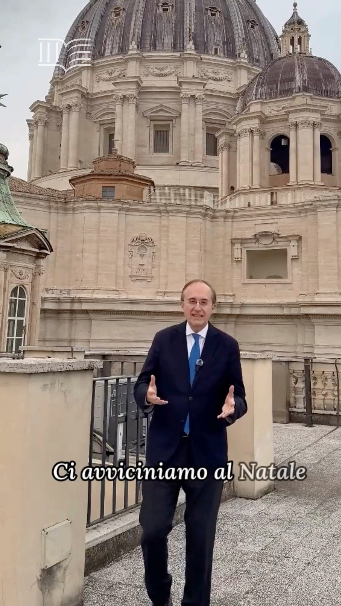 PAPA LEONE E LA SFIDA DELLA PACE
A cura di Piero Damosso
Nel tempo del Natale, Piazza San Pietro propone uno sguardo di approfondimento affidato alla voce di Piero Damosso, che nel video introduce e accompagna la riflessione contenuta nell’articolo pubblicato nel numero di dicembre della rivista.
Un percorso che attraversa i primi mesi del pontificato di Papa Leone XIV e mette al centro la pace come urgenza del nostro tempo: una scelta che nasce dal cuore, dalle relazioni, dal dialogo e dal rispetto reciproco. Una riflessione che invita a fermarsi, leggere e interrogarsi, proprio mentre il Natale richiama ciascuno all’essenziale.
📖 L’articolo è disponibile nel numero di dicembre di Piazza San Pietro, in versione cartacea e digitale.
Un invito alla lettura e alla riflessione condivisa, per continuare insieme un cammino di parole, ascolto e responsabilità.