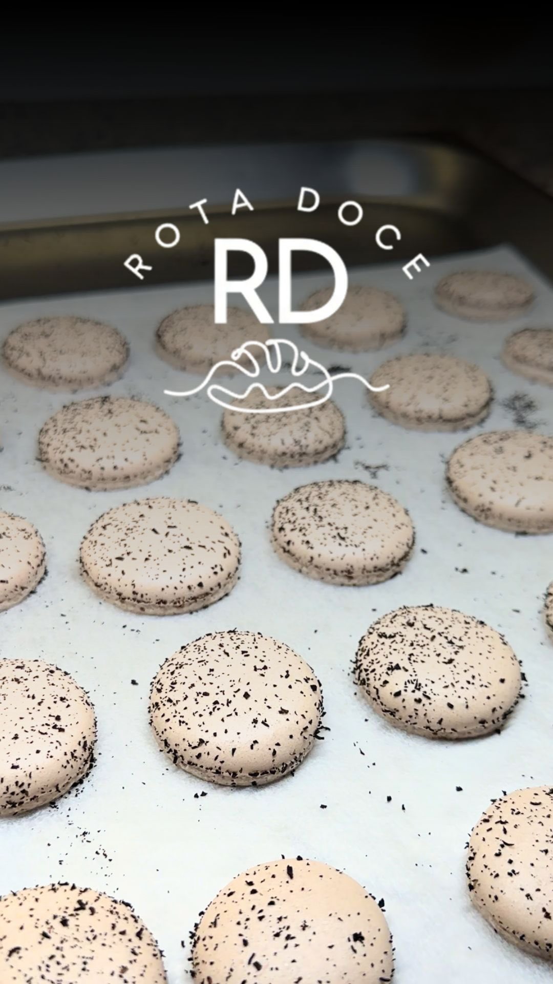 Criar macarons de verdade é trabalhar no limite da técnica, do detalhe e da precisão.
Delicados, sensíveis e extremamente técnicos, os macarons exigem controle absoluto em cada etapa para alcançar o equilíbrio perfeito.
A @maro.cs e a @juliete.soule estiveram no showroom da Consulte Cozinhas Eficientes produzindo macarons para o projeto Rota Doce, mostrando na prática como uma estrutura profissional permite transformar essa complexidade em resultado consistente e de alto nível.
#RotaDoce #ConsulteCozinhasEficientes #CozinhasProfissionais #ShowroomGastronômico #GastronomiaMineira ChefsDeCozinha EquipamentosProfissionais CulináriaMineira