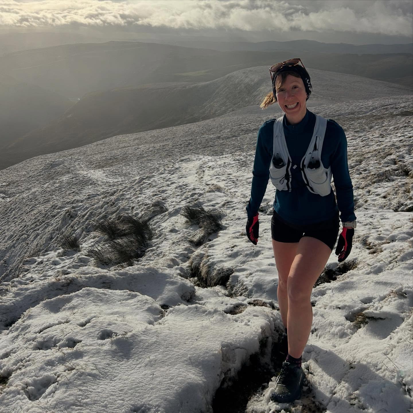 ❄️ One run, three seasons! (Not sure where summer was hiding 😎)
In hindsight probably not the day for shorts 😂
Beautiful run though exploring the Berwyns - sunshine, snow and some stunning scenery 🤩
Hope you’ve all had a lovely weekend 😊
#trailrunning #exploring #happieroutside
