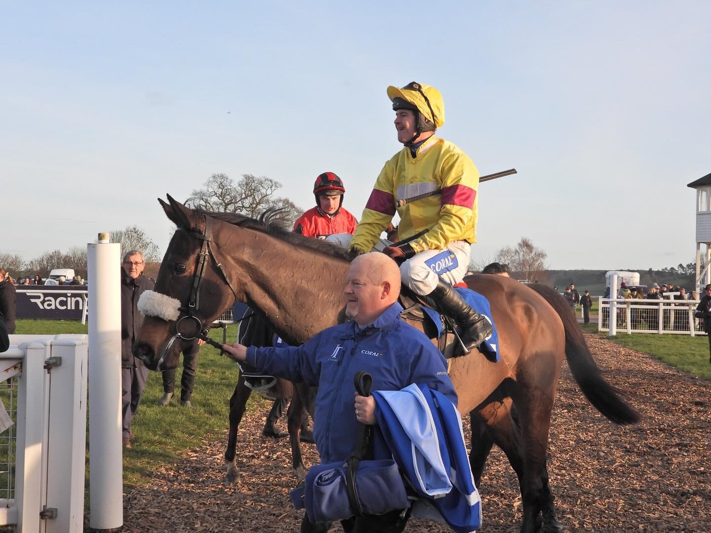 Mask Of Zorro wins today @tauntonracecourse under @brendanp1995 for The Alyasan Partnership 👏🏻
@coralofficial
@dodsonhorrell
@doyle_racing
