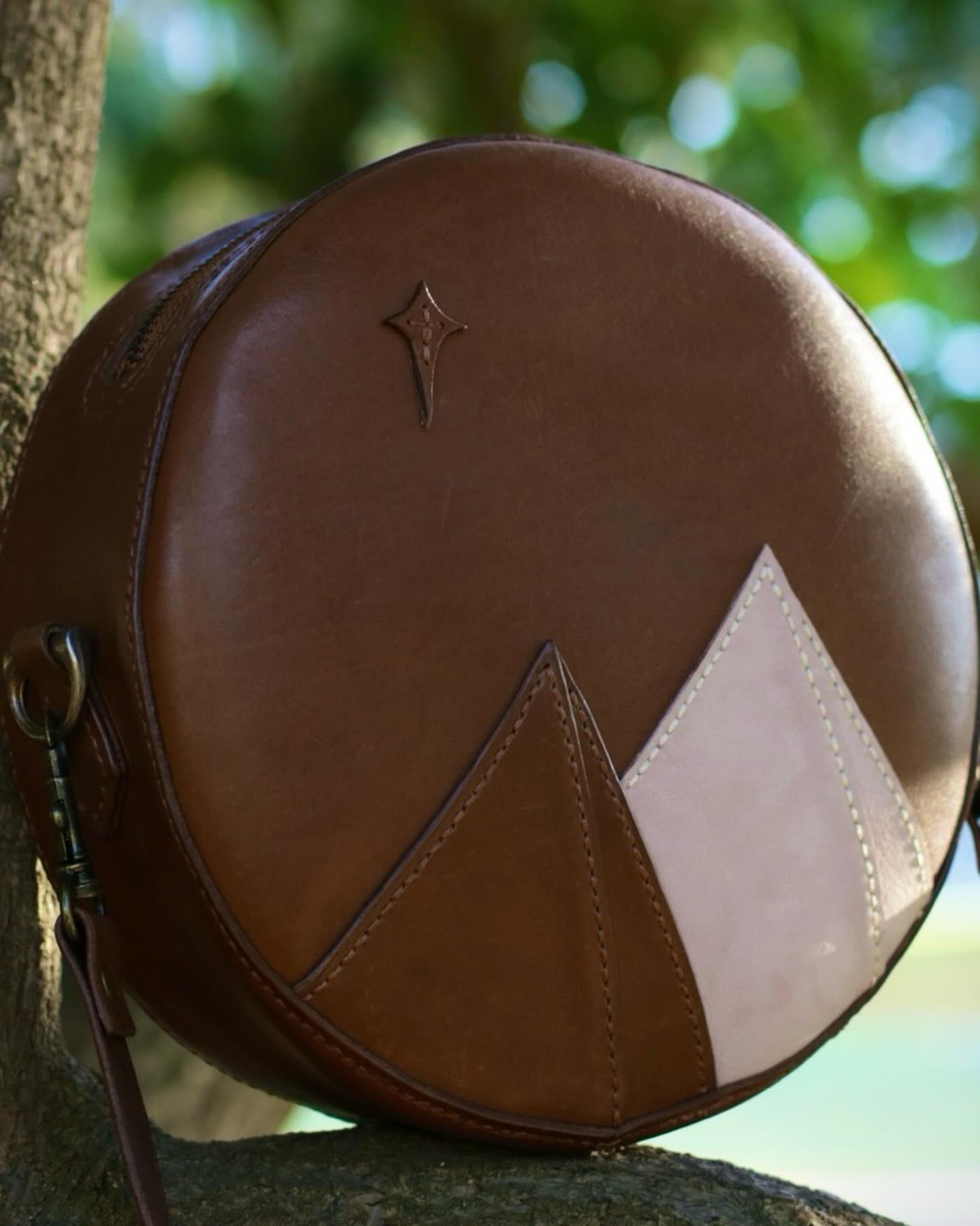 A little throwback to an early design ✨ a crossbody inspired by The Alchemist by Paulo Coelho. That story reminded me that every craft has its own journey, and this piece was one of my first steps. #leatherwork #leathercraft #handmade #slowfashion #booklover #thealchemist