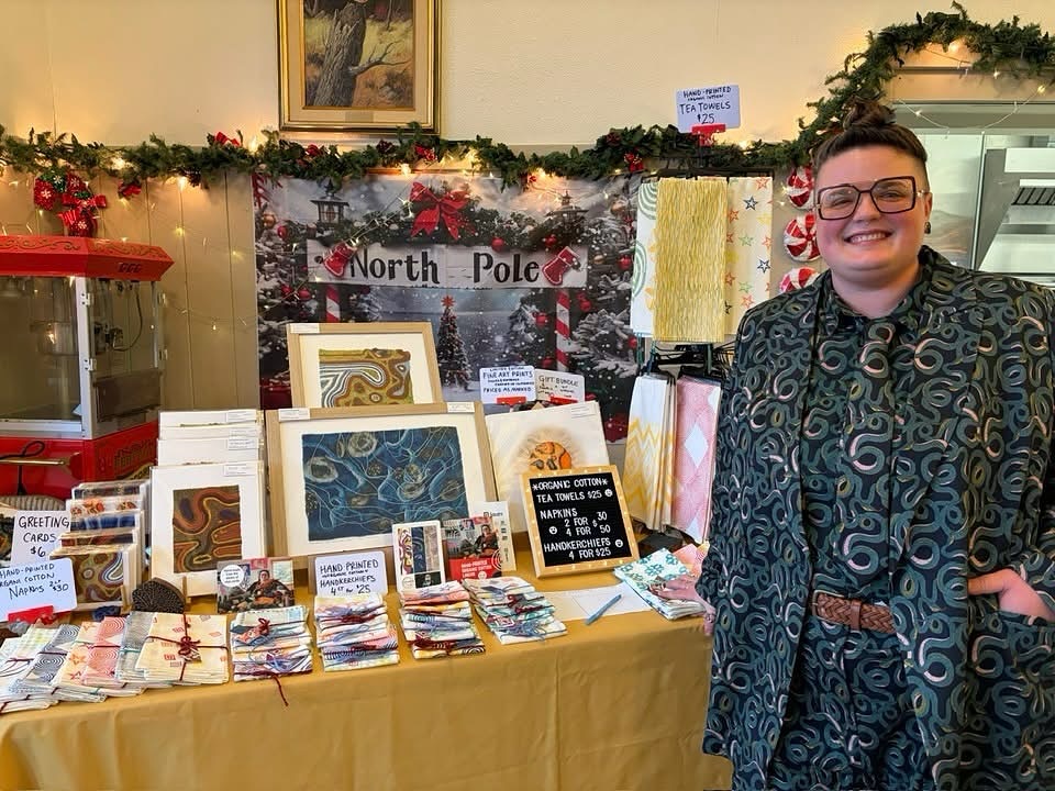 At the Point Roberts community center again today 11-3! Lots of beautiful towels, napkins and handkerchiefs available, as well as prints of all sizes (framed prints almost sold out).
Hope to see your faces there!