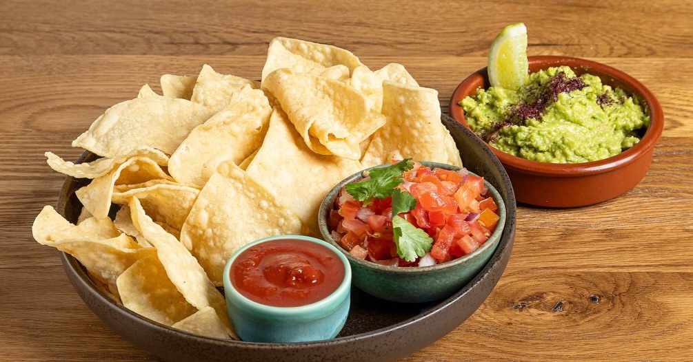 Our starters lineup.
1. @donacholitatortilleria corn chips + guac 🥑
2. @donacholitatortilleria corn chips + queso 🤩
3. house made jalapeño croquettas 🌶️
4. smoked paprika corn ribs 🌽
5. crispy fries w/ house vegan chipotle aioli 🤩
6. salt+chilli squid w/ house vegan chipotle aioli 🦑