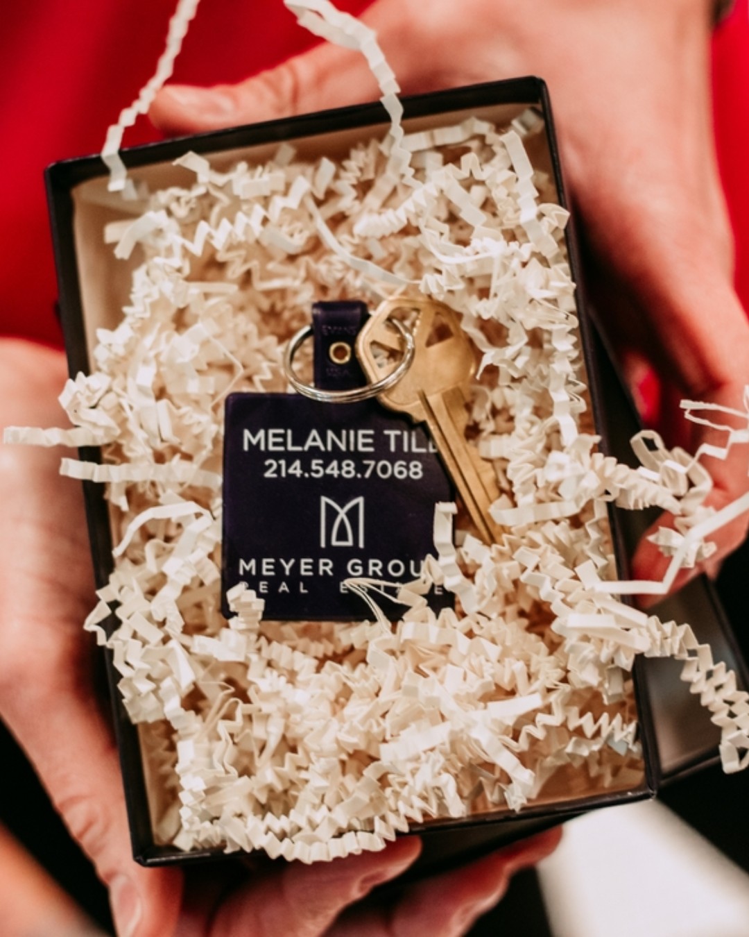 While Iâd happily accept a house as a Christmas gift, I truly cannot imagine a world where my significant other buys one without telling me. Iâd be thrilled⌠and immediately unwell.
Big emotions. Big investment. Big conversations.
Thatâs where I come in â to guide you through the process, make sure everyoneâs included, and help you feel confident every step of the way.
Because keys are a great surprise, the process should never be. đđ