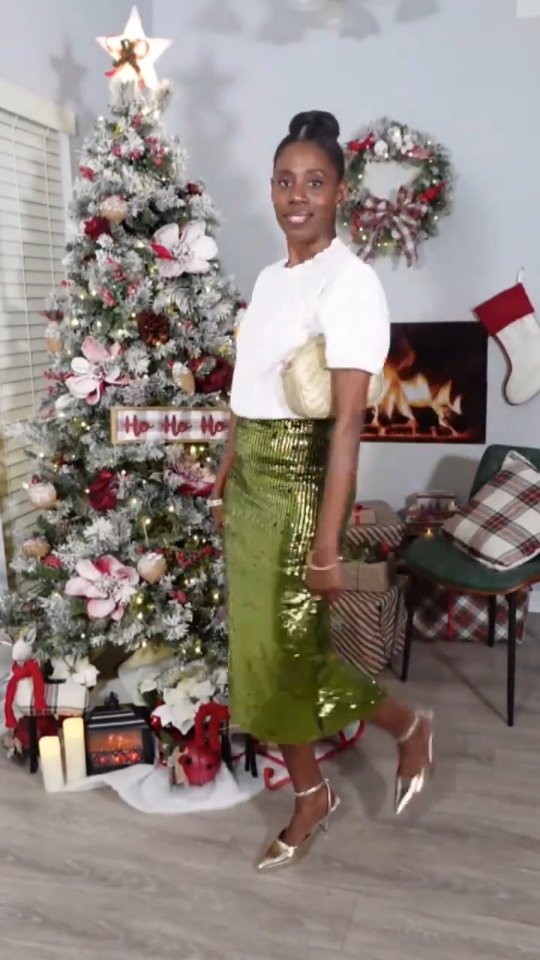 Christmas Outfit Ideas!
White top and red sweater: @temu
Green skirt (old): @boohoo
Plaid pants (old), pleated black faux leather belt, black bag, gold shoes: @shein
Gold bag: @rossdressforless
Black sequined top: @bananarepublic
#christmasstyle #stylereels #fashionreels #reels #outfitideas