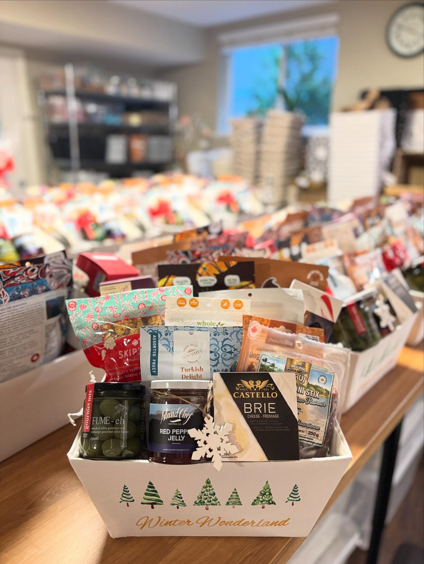 Putting together an order of Premium Holiday Hampers today. Just need to wrap them, put on the bows and add a touch of greenery. My workspace is definitely in full Christmas mode.
#fraservalleybasketco #premiumchristmashamper #christmasgifting #holidaygifting #giftbasketsbc #abbotsfordbc #bcsmallbusiness #shoplocalbc #corporategiftingbc