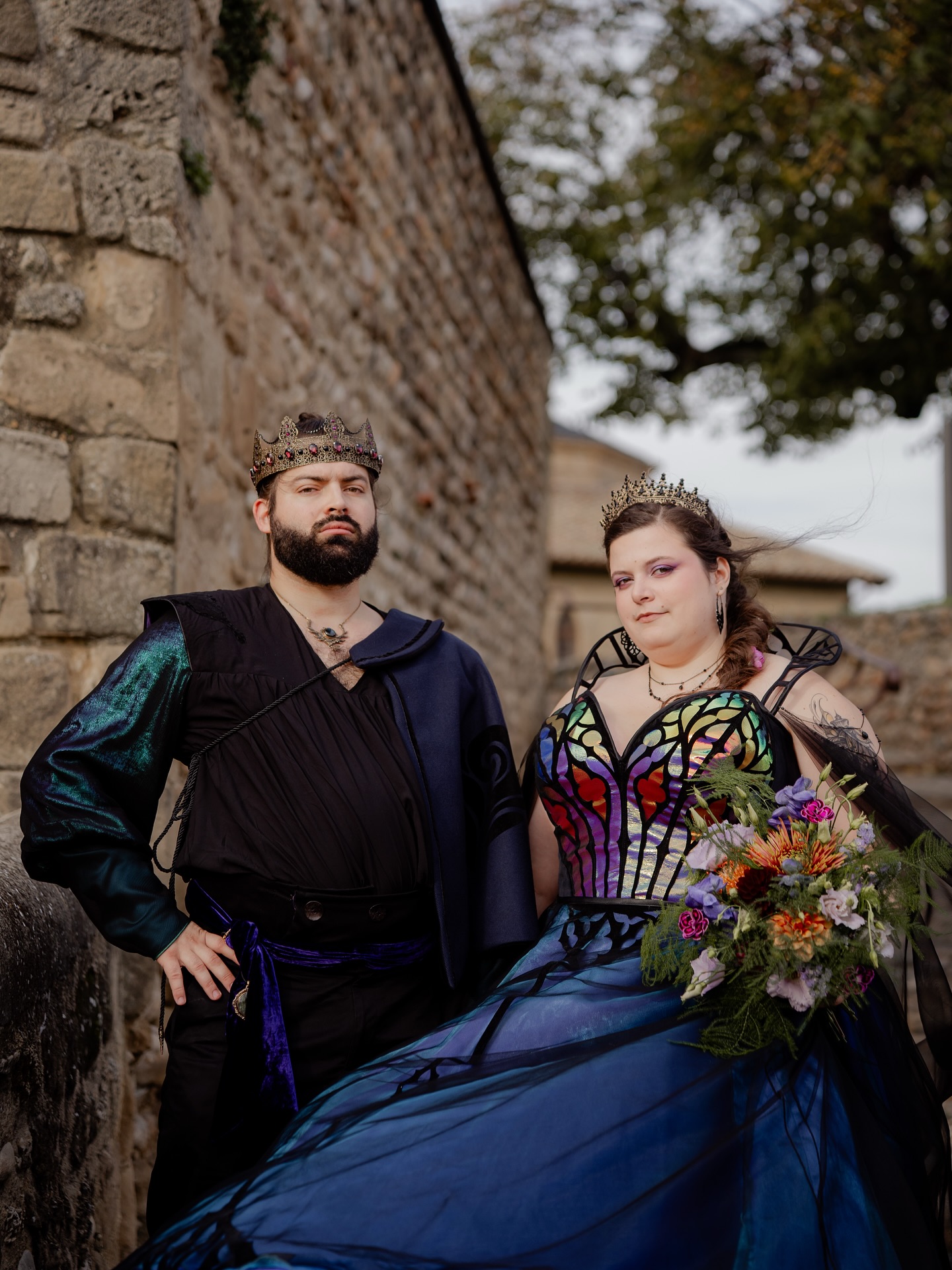ESTHER & THOMAS ❤️🔥
Le 31.10 & 1er.11 2025
Oh wahou ! Tellement pas assez de place & de mots pour vous montrer/résumer ce mariage de DINGUE ! 😱
620km pour les rejoindre, littéralement à l’autre bout de la France (&j’en suis mega fière 🥹)
2 jours complet de mariage COSTUMÉ, & j’ai pas sû choisir mon préféré 🤩
Un First look mega émouvant, 3 cérémonies : civile, païenne pour Sahmain, & laïque.
Deux gâteaux d’une beauté folle, un spectacle de feu burlesque de fou, une robe crée par une costumière incroyable, & d’autres détails fantastiques 🔥
Ce mariage mérite plusieurs posts pour tout vous montrer, mais pour commencer on est déjà bien.
Esther & Thomas, vous m’avez offert une fin de saison incroyable. Je ne pourrais jamais être assez reconnaissante pour votre confiance & vous remercier assez pour l’accueil que vous m’avez fait ! ❤️🔥🫶🏻
__________
Wedding Team de malade :
Domaine : @labastidedejaillans
Maquillage & Coiffure : @clemence.bartolo
Creatrice robe : @myslite_corsetry
Traiteur : Maison Chemin
Fleuriste : @maisonlfleuriste
Pâtissier : @allhen.creation
