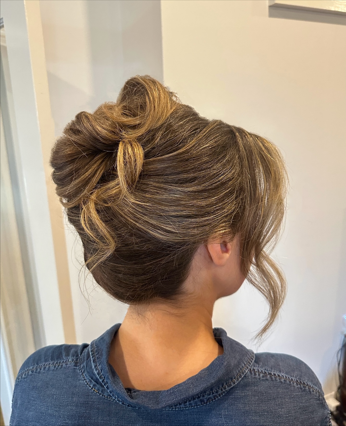 Created this effortless gorgeous high bun French twist for my bride today! π
Products used:
@kenraprofessional heat protection spray
@schwarzkopfpro tame wild
@colorwowhair style on steroids
@designmehair puff me
@sexyhair non-aerosol hairspray
@ghd_northamerica curling iron
SHARE this with a future Bride + SAVE for your hair inspo! β¨
DM or click the link in the bio to book! π©
#colourationsmakeup
Luxury wedding makeup and hair
Kingston Ontario makeup artist
Kingston Ontario hairstylist
Prince Edward County makeup artist
Prince Edward County hairstylist
1000 islands makeup artist
Quinte West Ontario makeup artist
Eastern Ontario makeup artist
Ottawa makeup artist
Kingston Ontario airbrush makeup artist
Prince Edward county airbrush makeup artist
Soft glam makeup, natural bridal makeup, flawless natural bridal beauty, bridal makeup and hair, flawless airbrush makeup, wedding party makeup and hair, kingston wedding vendors, prince Edward county wedding vendors, 1000 islands wedding vendors, bridal makeup inspiration, wedding makeup inspiration, wedding hair, wedding makeup
High bun updo, modern French twist updo, effortless high updo, 90βs style high updo