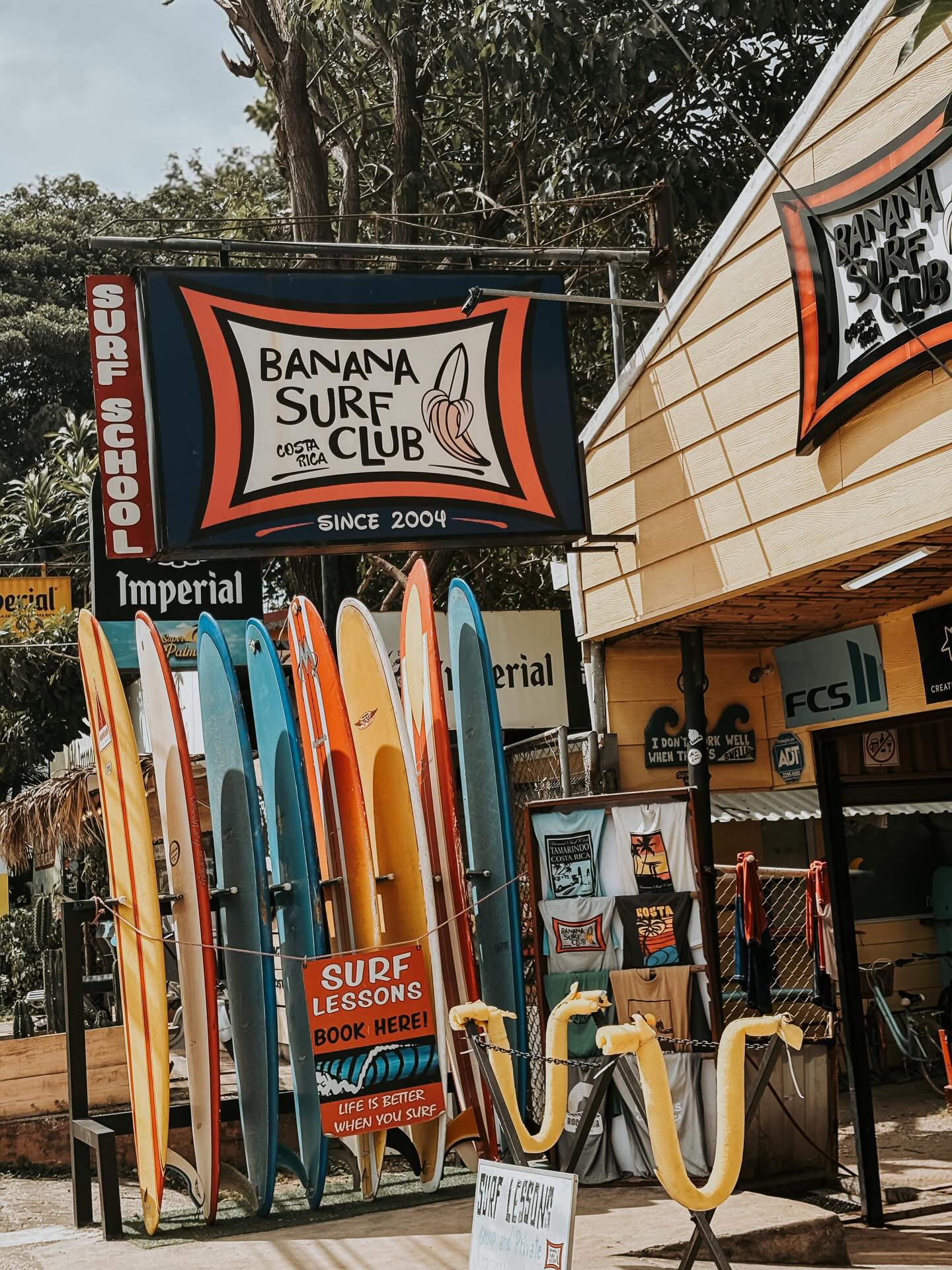 Le soleil se couche, mais notre rêve, lui, se lève. 🌞✨
C’est aujourd’hui que ça se joue.
Dernière journée pour réserver et participer à la toute première retraite Soleia Retreats – du 30 janvier au 6 février 2026 à Costa Rica. 🧘♀️🌿
L’engouement est réel, l’énergie est prête, l’itinéraire est magique…
Et il nous reste 2 dernières places pour deux filles prêtes à vivre l’aventure Pura Vida. 🌊🍹🔥
Pilates au lever du jour, vagues salées, cocktails dorés, écriture dans nos journaux Soleia, catamaran au large, nouveaux rires, nouvelles amitiés, nouvelles versions de soi.
Il ne manque que toi (ou vous deux) pour compléter cette première édition et écrire l’histoire avec nous. 💛
⏳ Réserve maintenant – il ne reste que 2 places et c’est la dernière journée pour embarquer.
Après aujourd’hui, les bookings ferment officiellement.
➡️ Prête à partir? Le moment n’a jamais été aussi parfait.
Le monde attend votre Soleia summer glow. ✨🌴