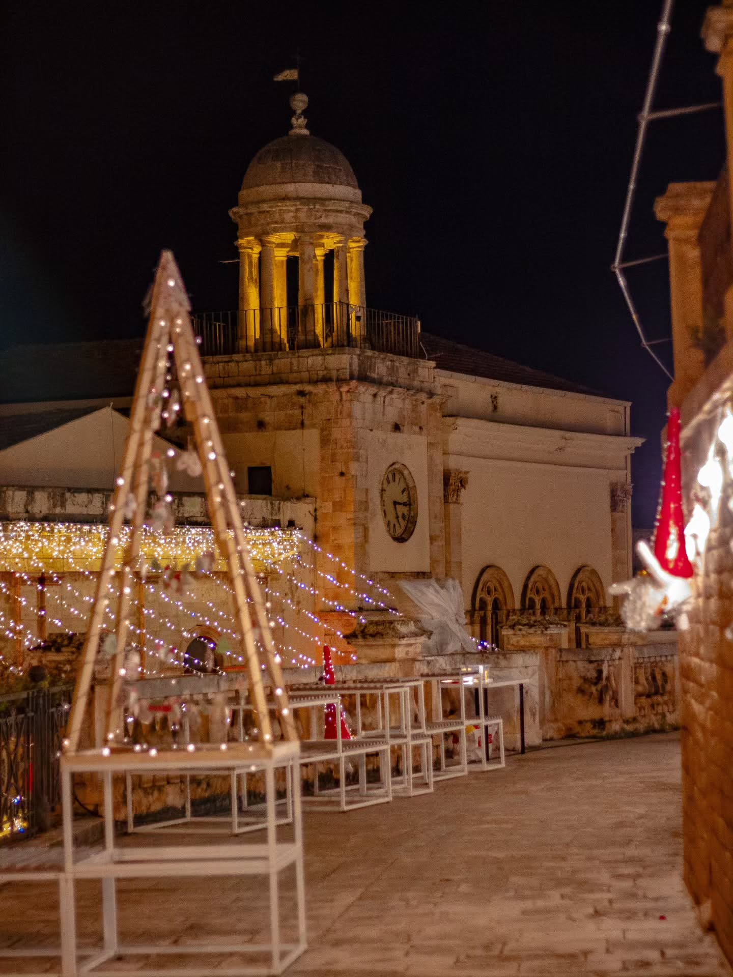 ✨ 𝑪𝒉𝒆 𝒎𝒂𝒈𝒊𝒂 𝒂𝒍𝒍𝒂 𝑩𝒂𝒍𝒄𝒐𝒏𝒂𝒕𝒂 𝑮𝒊𝒂𝒏𝒏𝒆𝒕𝒕𝒂! 🎄
Il Laboratorio di Babbo Natale ha riempito la giornata di creatività, sorrisi e meraviglia… e queste foto ne raccontano tutta l’energia! ✂️💫
Mani curiose, occhi che brillano, materiali che prendono nuova vita: bambini, famiglie e partecipanti di ogni età hanno trasformato carta, plastica e oggetti di scarto in vere e proprie piccole opere d’arte. ♻️🌟
Un pomeriggio che ci ha ricordato quanto sia bello creare insieme, condividere idee e vivere il Natale con cuore e consapevolezza.
.
.
#assessoratoallacultura #conversanocittàdarte #luoghicomuni #regionepuglia #artipuglia #balconatacomune #conversano #Puglia #christmas #merrychristmas #natale #ambiente #salviamoilpianeta #ecofriendly #Sostenibilità #christmasiscoming #winter #handmade #workshop #staytuned
“L’iniziativa è realizzata nell’ambito del programma degli eventi e manifestazioni comunali Borgo di Natale 2025, con il patrocinio e il contributo della Città di Conversano - Assessorato alla Cultura”