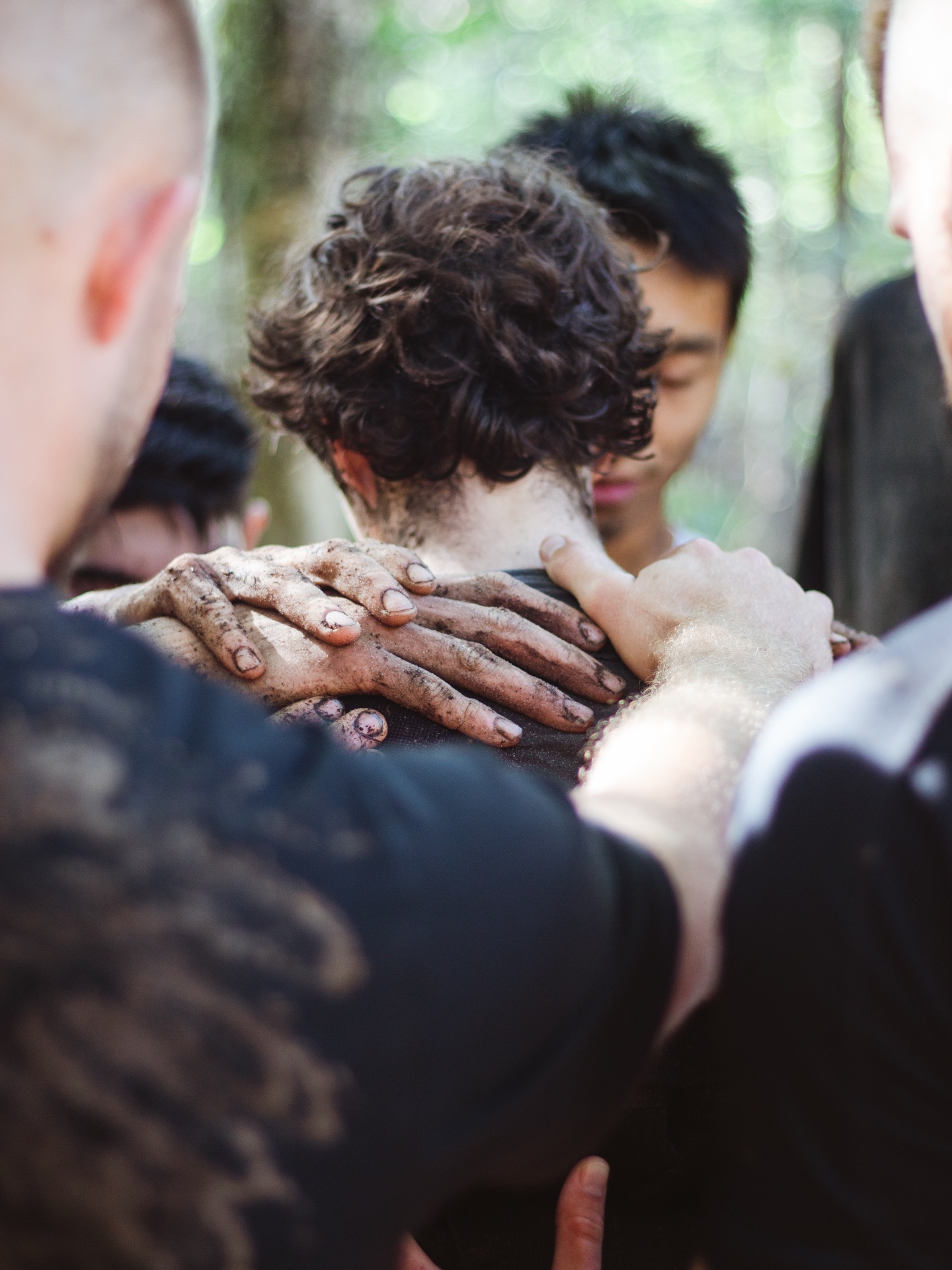 Lust lijkt onschuldig. Een paar seconden kijken. Een kleine toegeving. “Het kan toch geen kwaad?”
Wees alsjeblieft niet naïef. Lust is geen spelletje het is slavernij in vermomming.
Het vreet aan je identiteit.
Het verduistert je geest.
Het breekt je vertrouwen.
Het verlamt je gebedsleven.
Het vult je hart met schuld en schaamte.
En het ondermijnt je huwelijk of relatie, zelfs als niemand het ziet.
Dit is precies waarom Jezus zulke radicale woorden sprak (Matt. 5:29–30). Niet zomaar maar om duidelijk te maken dat lust jou wil vernietigen. Het is zwaar verslavend, het vormt je denken, het ondermijnt je wilskracht en het bindt je in een cyclus van geheimen, liegen, isolatie en uiteindelijk zelfhaat.
En je kunt dit niet romantiseren. Niet normaliseren. Niet minimaliseren.
Je moet het zien voor wat het is. Vijandschap tegen jouw roeping als man die geroepen is om in het licht te leven! Het is een aanval op jouw mannelijkheid, jouw karakter en jouw heiligheid.
De ketens van lust zijn sterk… absoluut. Maar op geen enkele manier sterker dan de overwinning die behaald is aan het kruis!
Wanneer je kiest om te breken met geheimen en zonde te belijden, (Jak 5:16) te vluchten van verleiding (2 Tim. 2:22), je hart te reinigen door het Woord, je denken te vernieuwen (Rom 12:1-2) en broeders naast je toe te laten die je verantwoordelijk houden dan loop je in Gods weg.
Bekeer je en kom tot Christus.