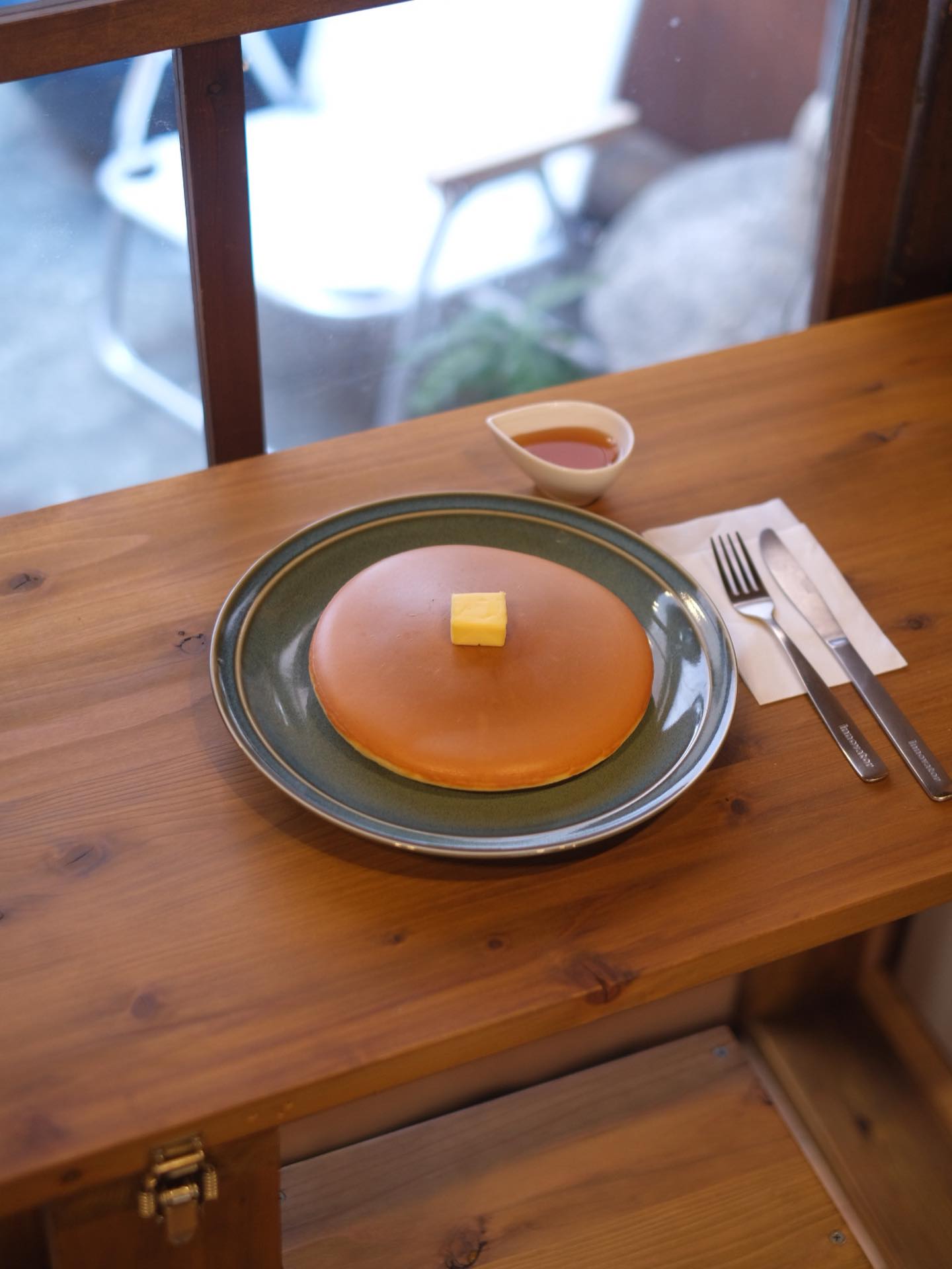 寒くなってましたね。
暖かい室内で焼きたてホットケーキはいかがですか🥞
今週は本日振り上げ休日で営業のため、26日(水)はお休みします
